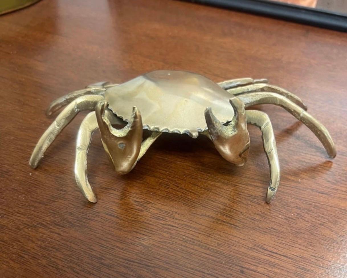Cendrier vintage en forme de crabe articulé en laiton. (grandeur nature). Circa 1960.  Fabriqué en Inde