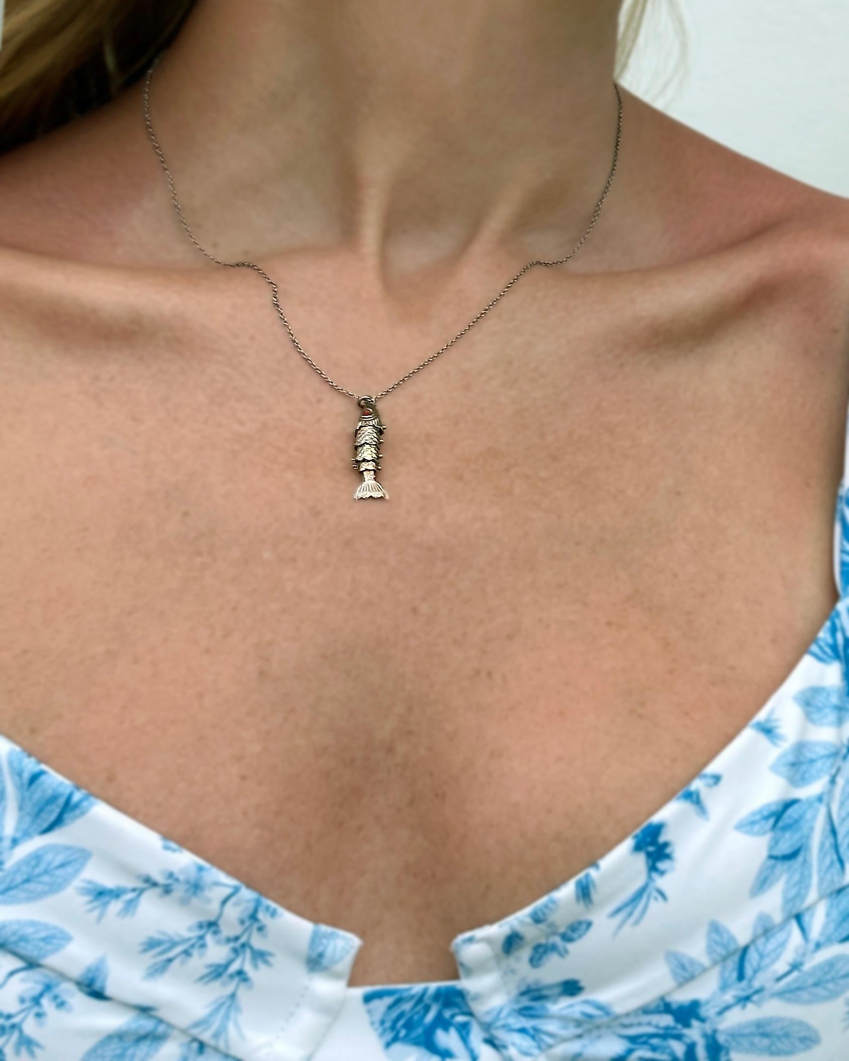 da uomo o donna Ciondolo a forma di pesce articolato vintage con catena in vendita