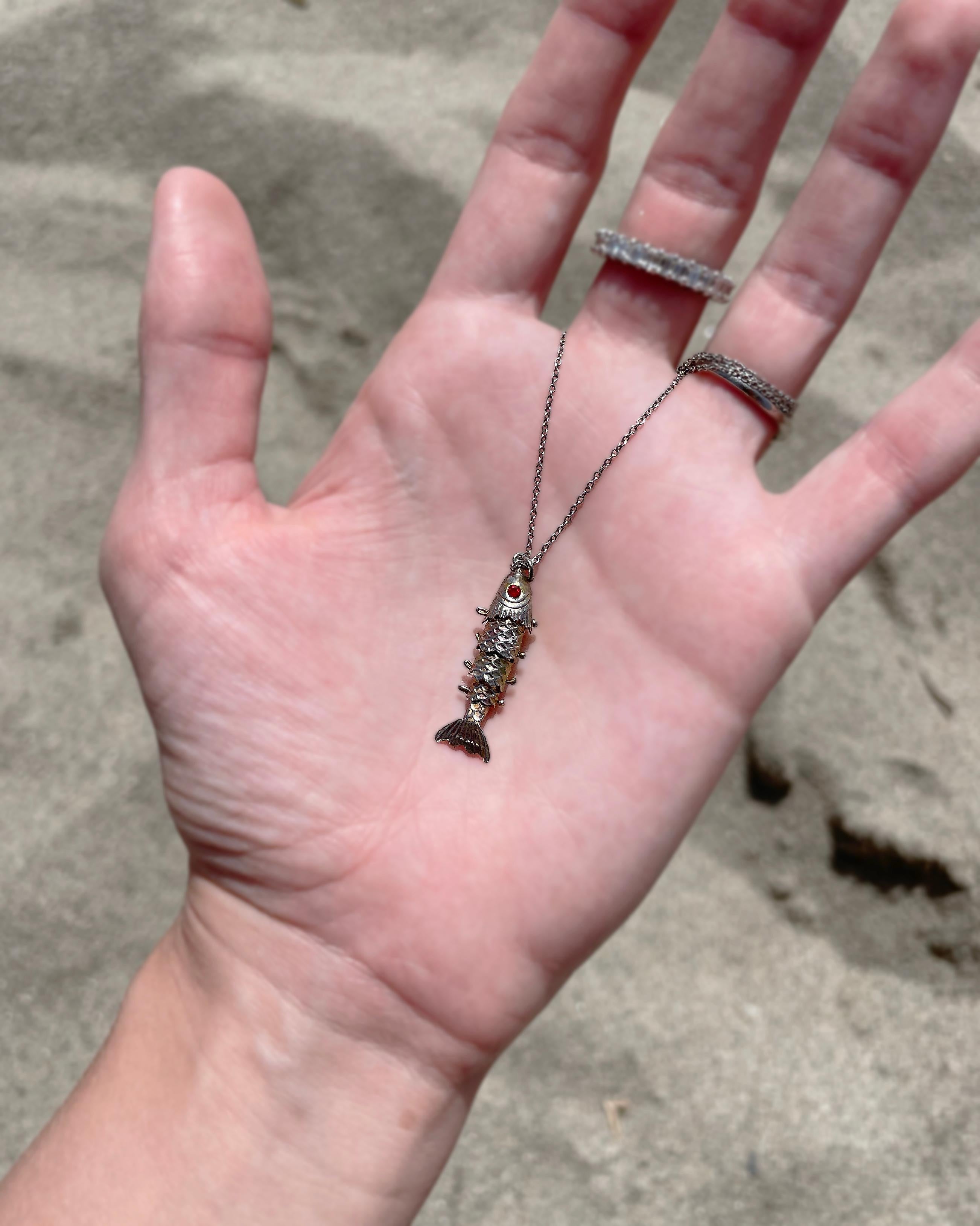 Ciondolo a forma di pesce articolato vintage con catena in vendita 1