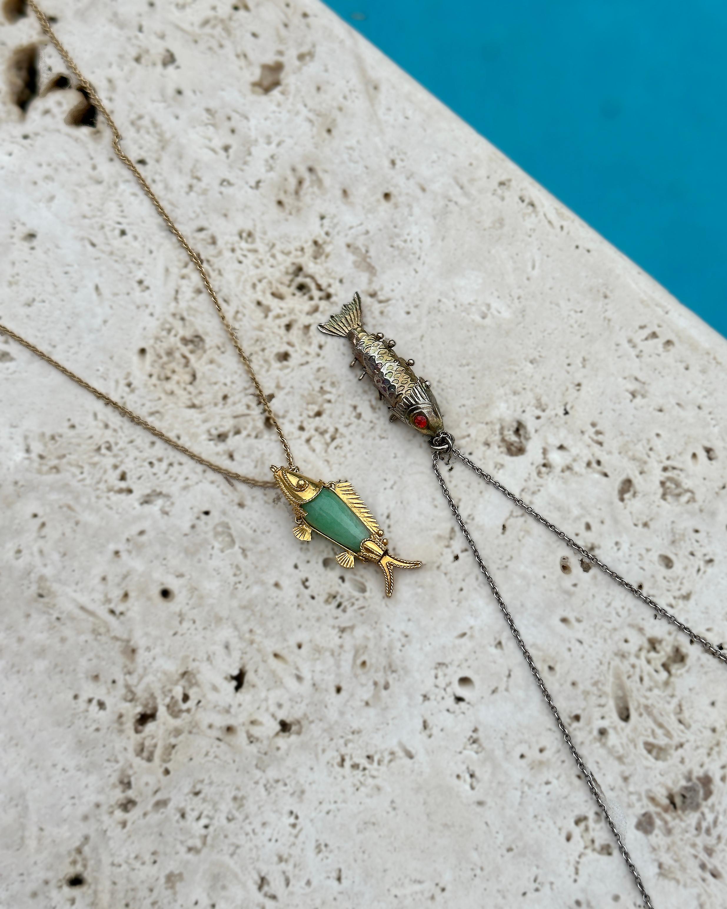 Ciondolo a forma di pesce articolato vintage con catena in vendita 2