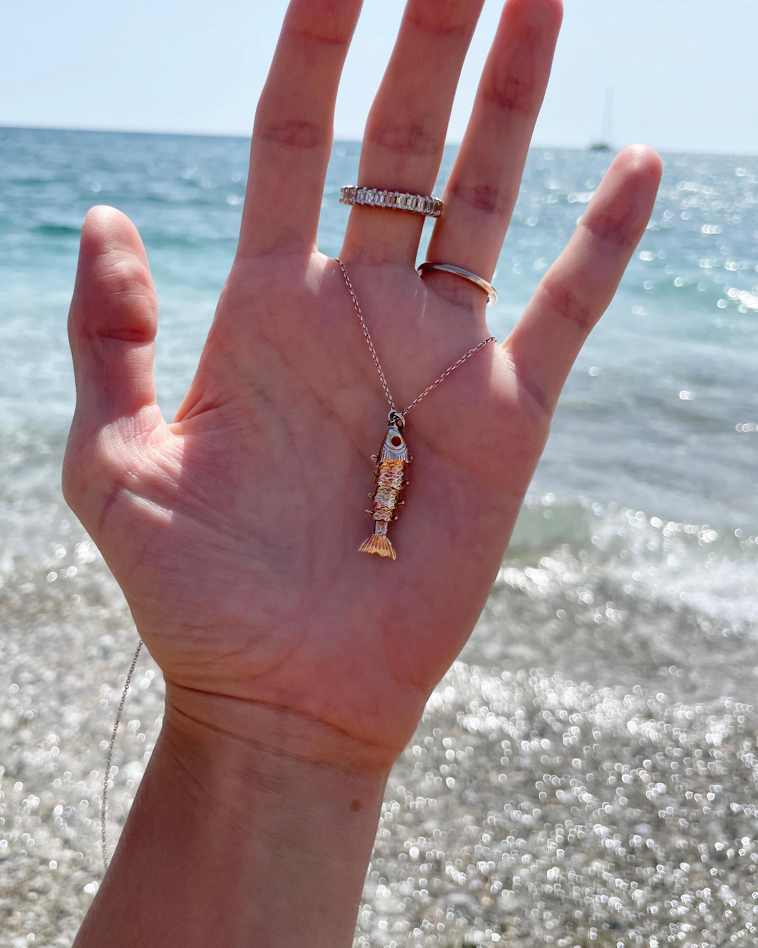 Ciondolo a forma di pesce articolato vintage con catena in vendita 3