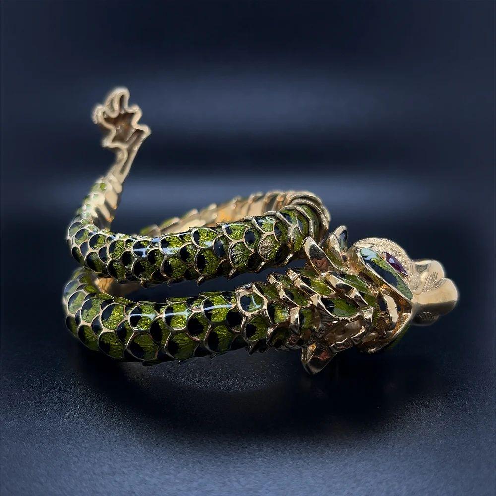 Taille ronde Vintage Articulating Dragon Serpent Green Enamel Gold Wrap Cuff Bracelet en vente