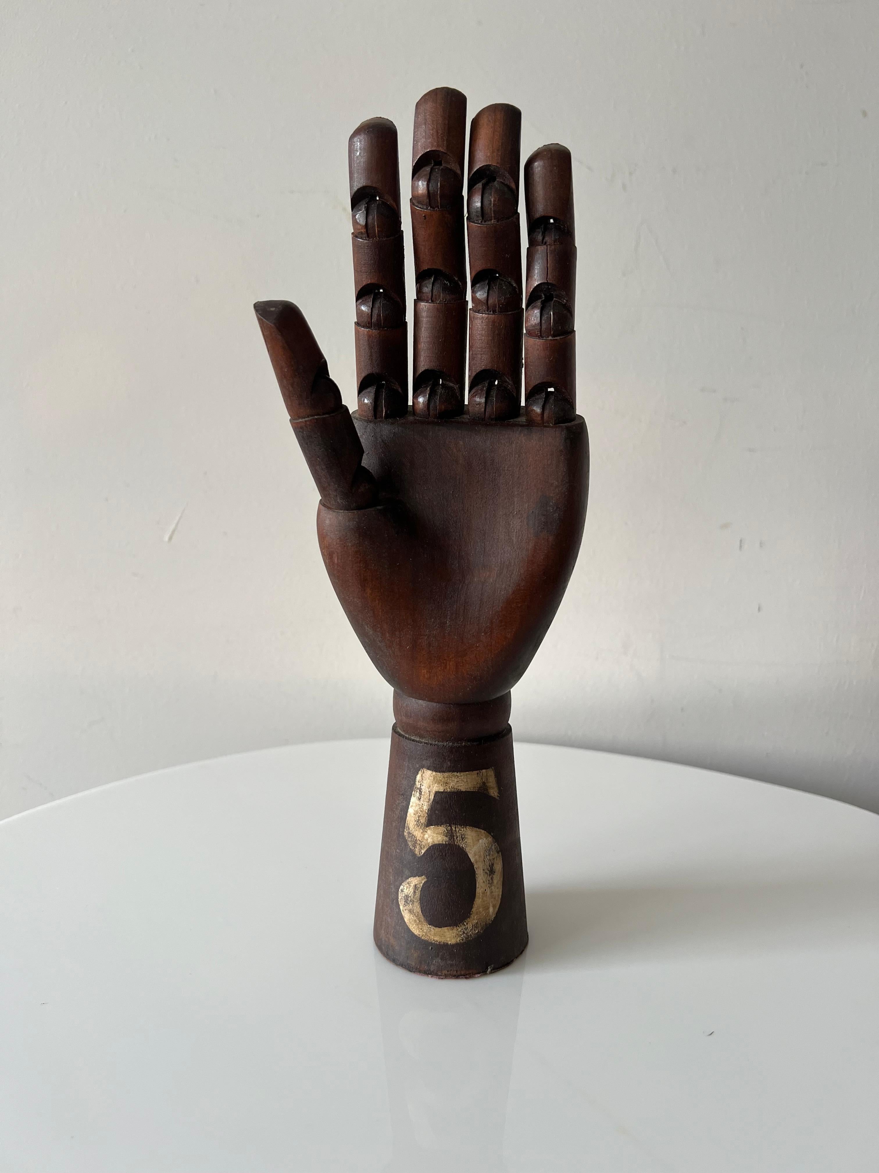 Una mano articolata molto insolita, risalente agli anni '50 circa. Probabilmente è stato utilizzato per l'esposizione dei guanti. Le dita possono muoversi così come l'intera mano si muove. Bella patina, dipinto numero cinque.