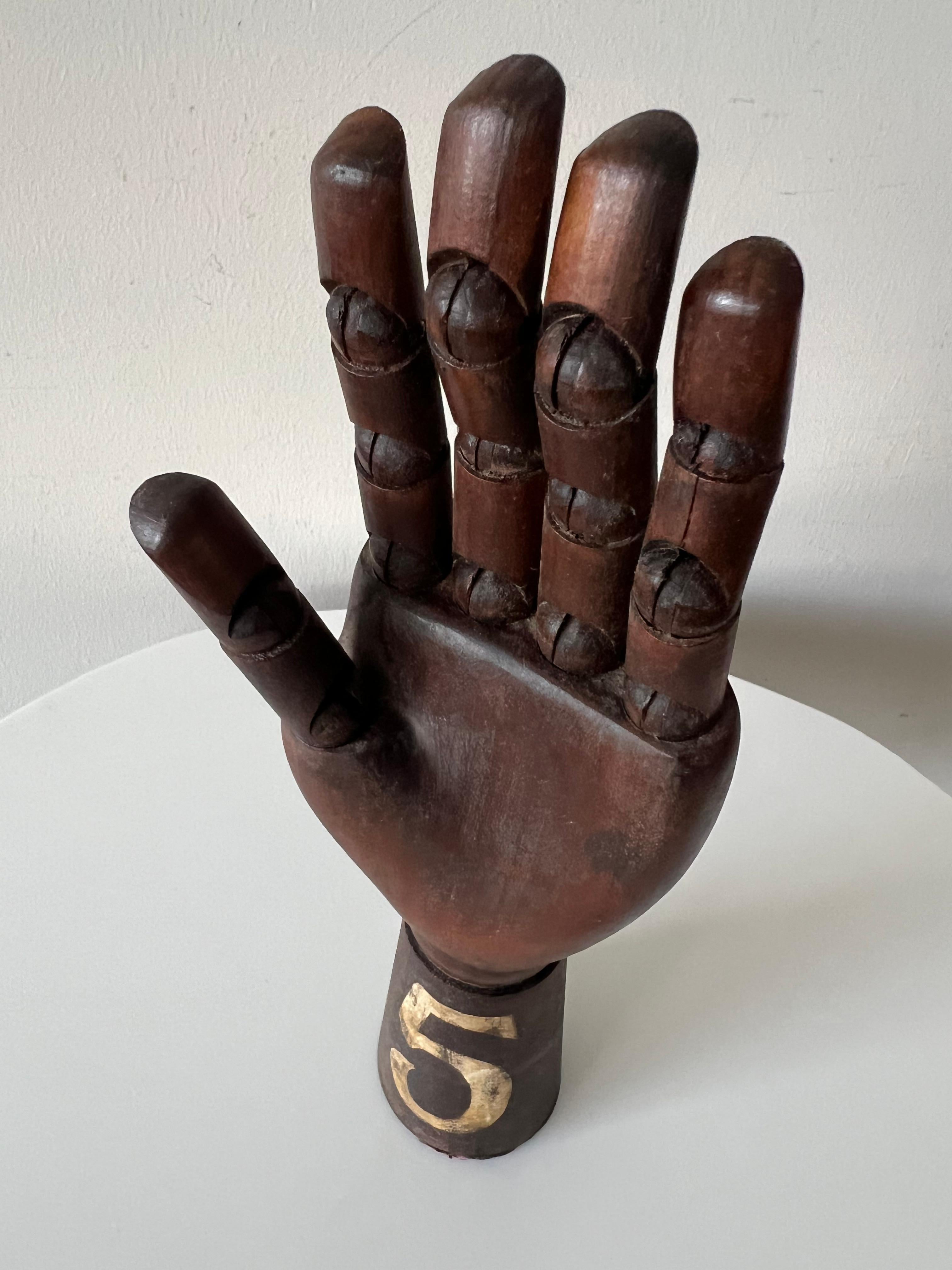 Metà XX secolo Scultura a mano articolata in legno vintage, anni '50 circa in vendita
