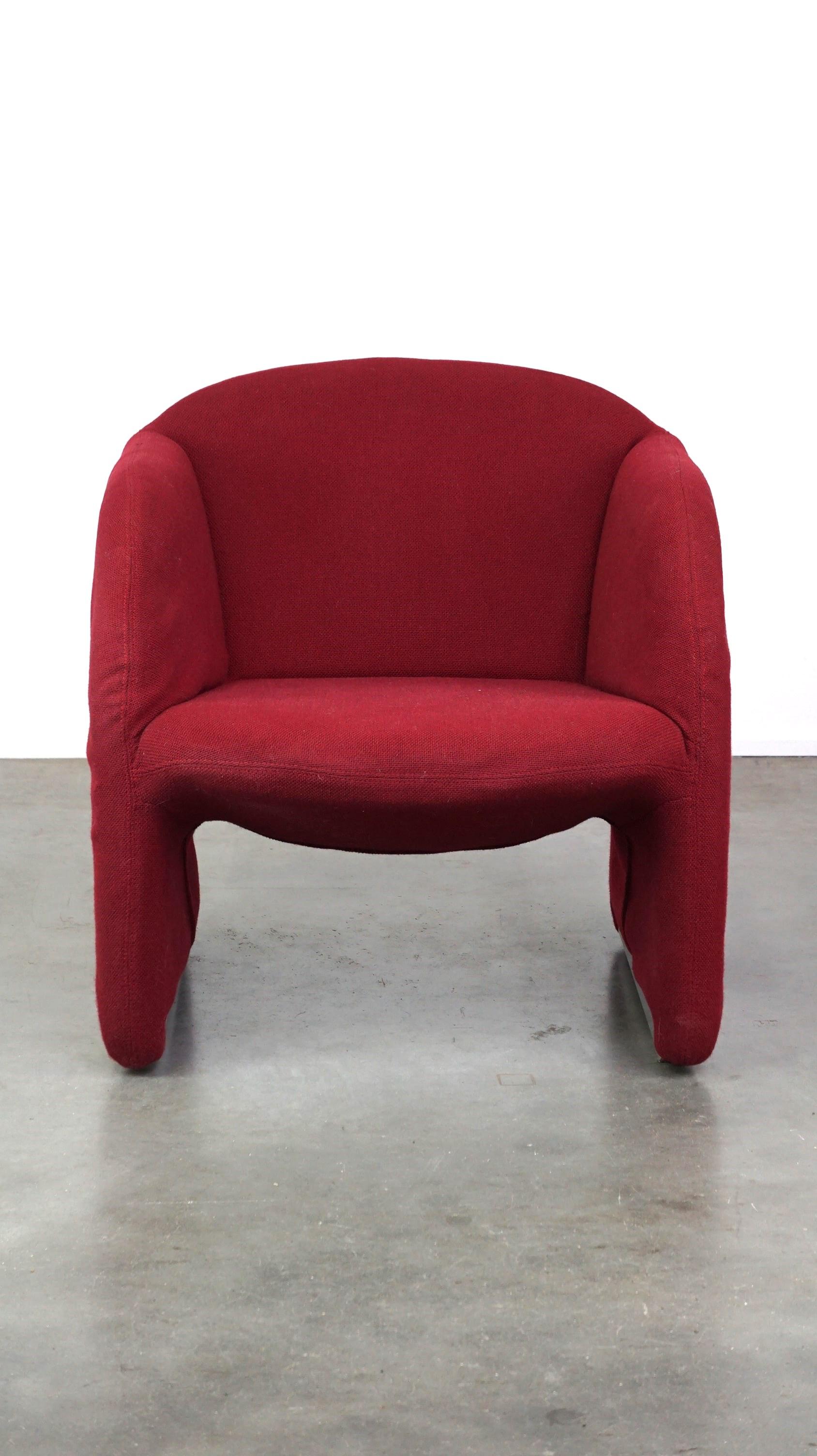 Ésta es la silla BEN, diseñada por Pierre Paulin y fabricada por Artifort. Presenta un diseño elegante y está tapizado en un lujoso tejido rojo. El sillón es muy cómodo y encaja fácilmente en casi cualquier interior. Ha adquirido algunos signos