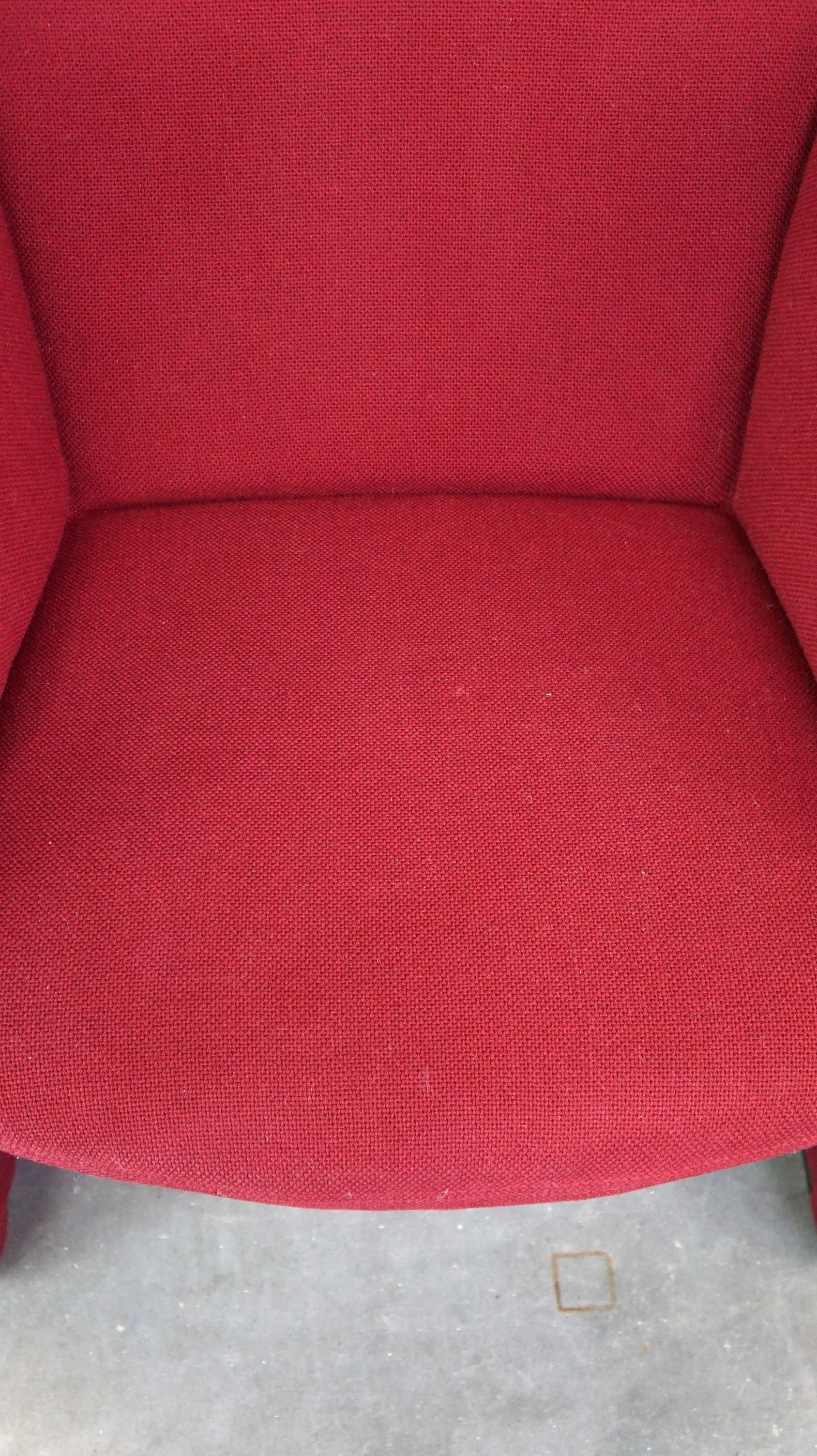 Sillón Vintage de Diseño Artifort Modelo Ben en Tela Roja de Alta Calidad en venta 2
