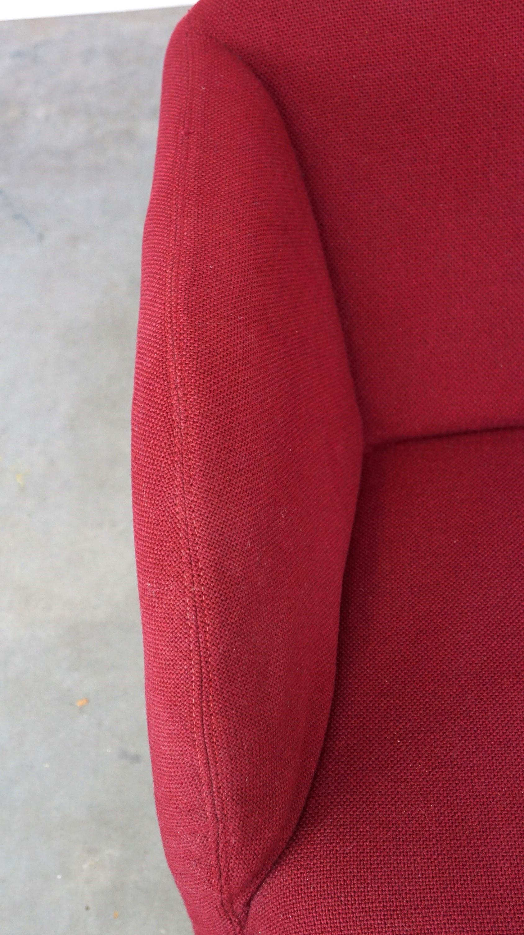 Sillón Vintage de Diseño Artifort Modelo Ben en Tela Roja de Alta Calidad en venta 3