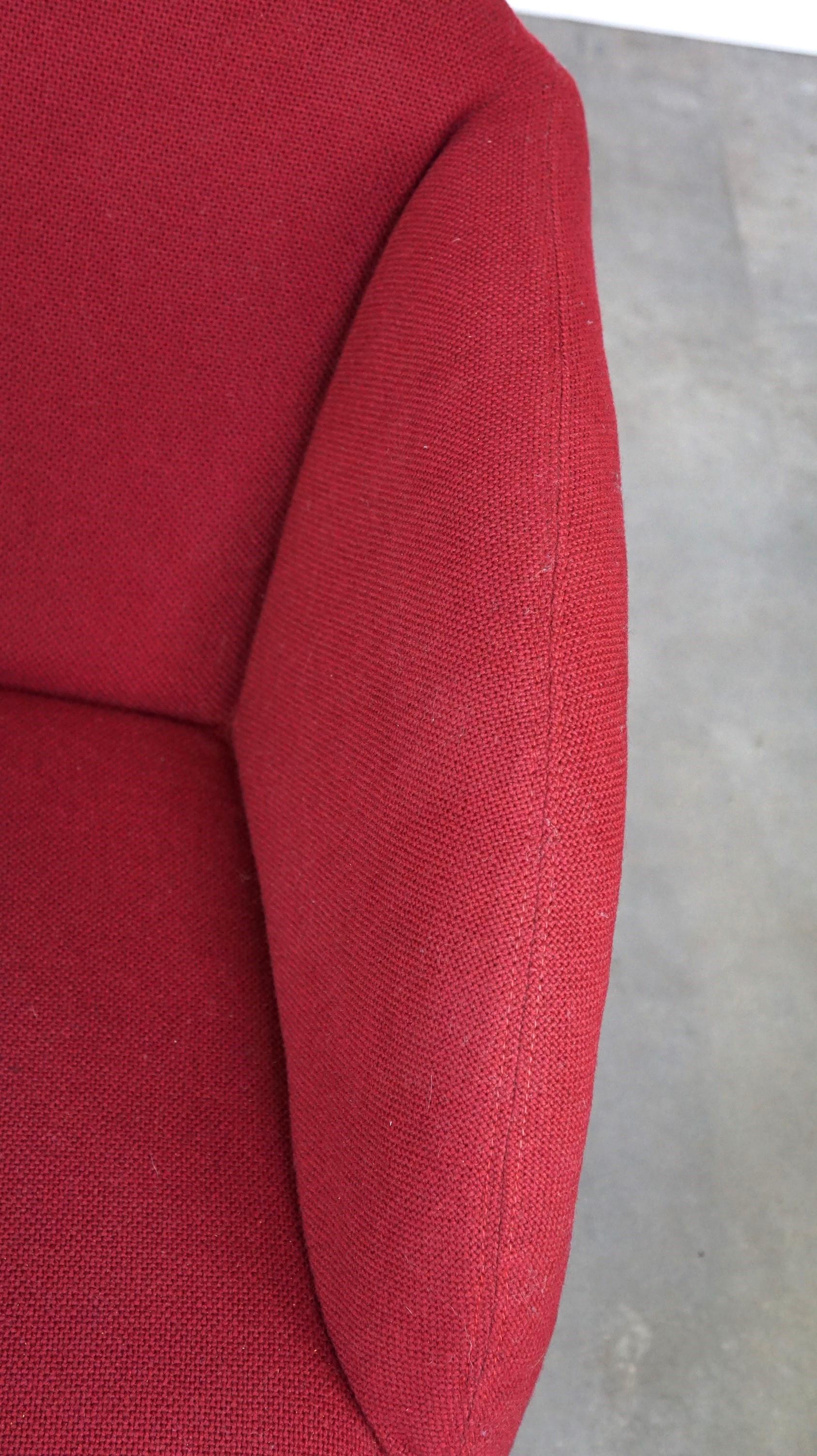 Sillón Vintage de Diseño Artifort Modelo Ben en Tela Roja de Alta Calidad en venta 4
