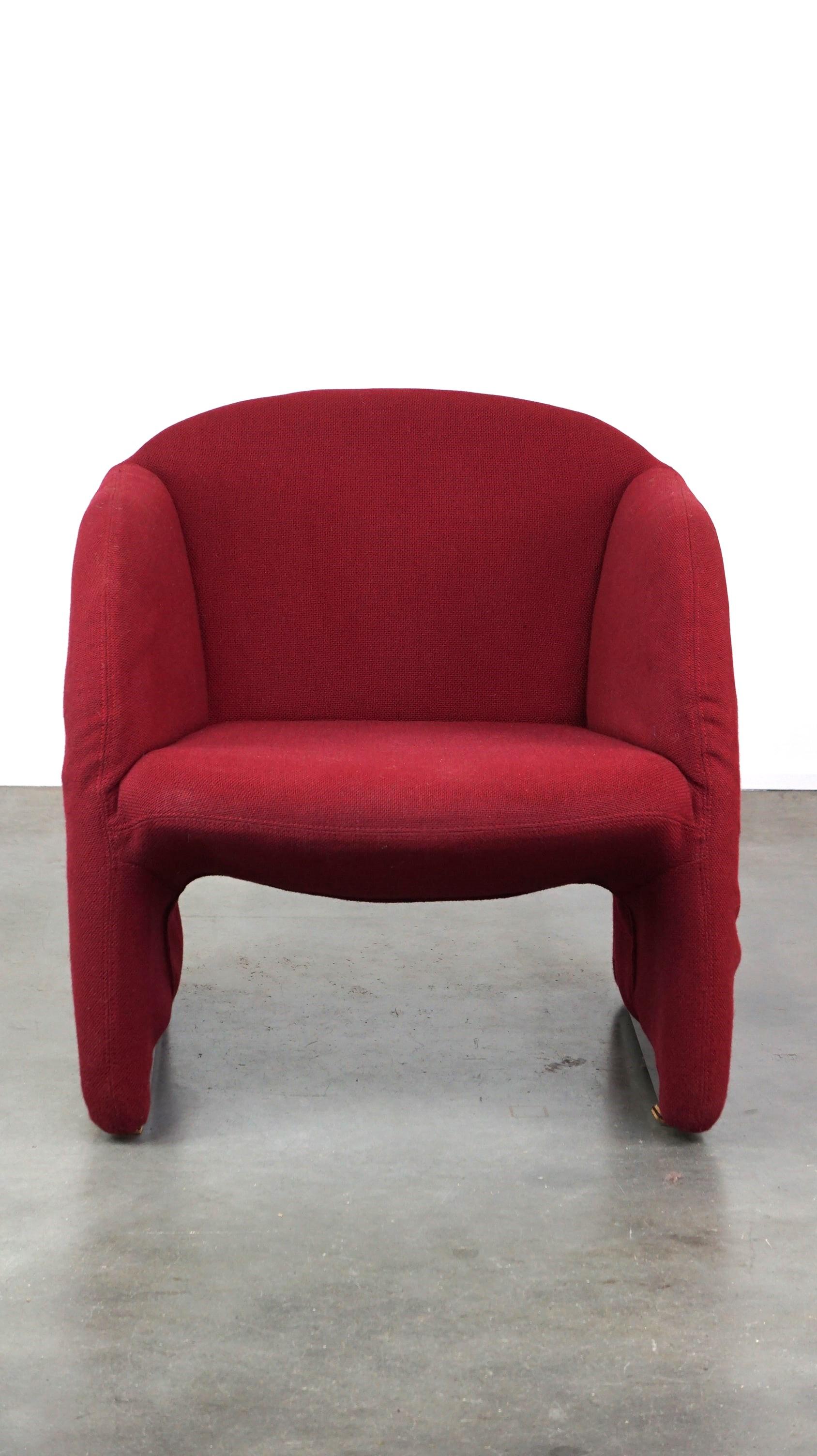 Questa è la sedia Ben disegnata da Pierre Paulin e prodotta da Artifort. Ha un design elegante ed è rivestito in un lussuoso tessuto rosso. La poltrona è molto comoda e si adatta facilmente a quasi tutti gli interni. Ha acquisito alcuni minimi segni
