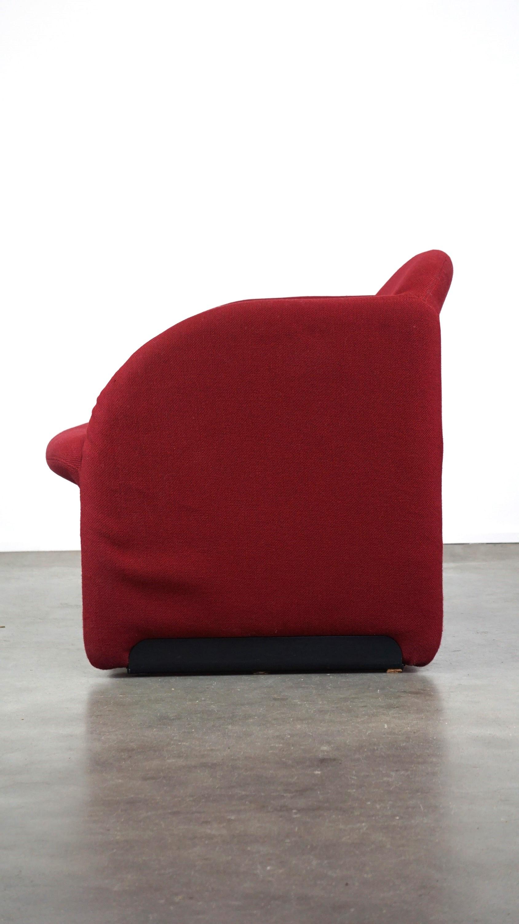 XX secolo Poltrona Vintage Artifort Design modello Ben in robusto tessuto rosso in vendita