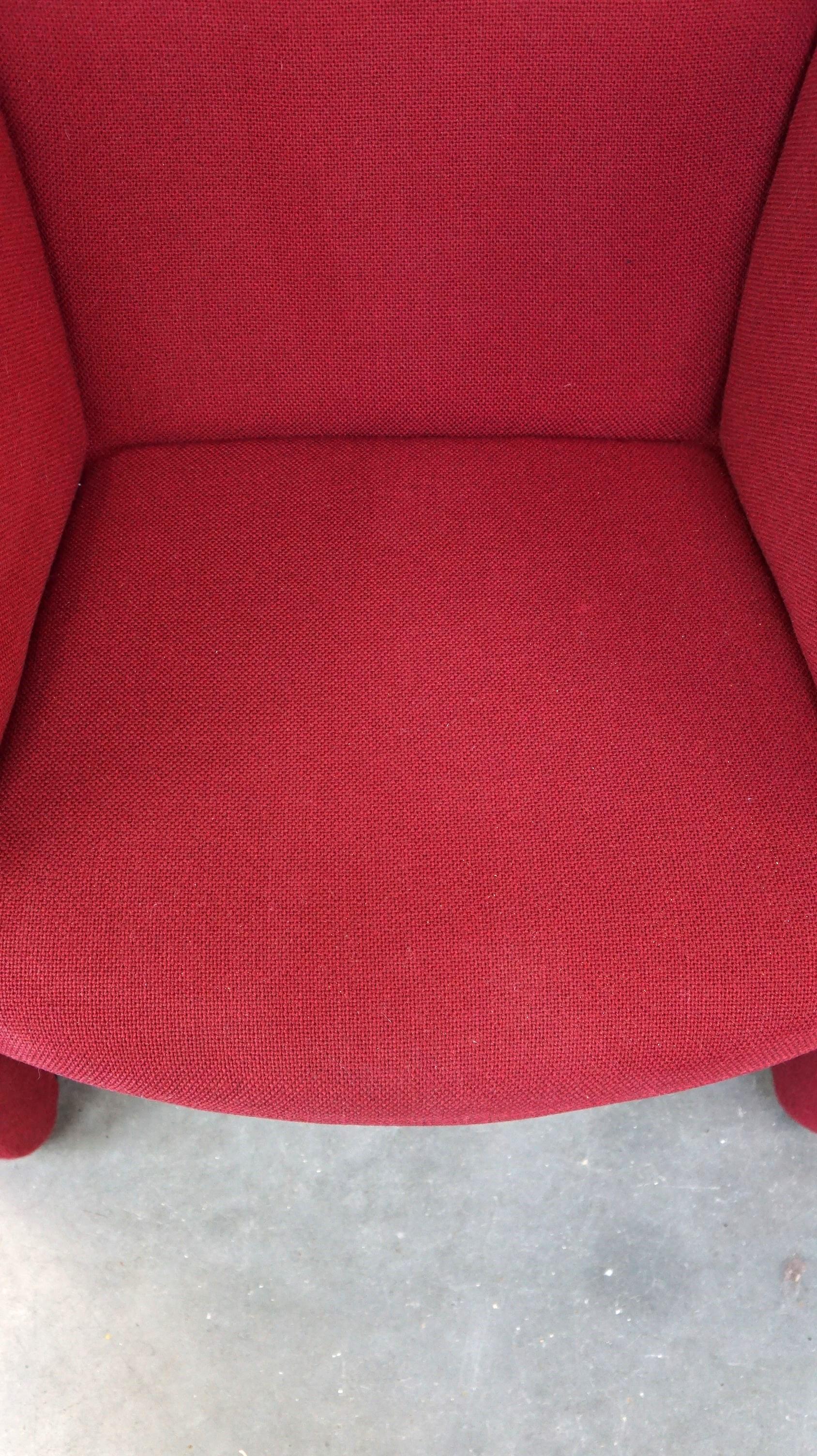 Tessuto Poltrona Vintage Artifort Design modello Ben in robusto tessuto rosso in vendita