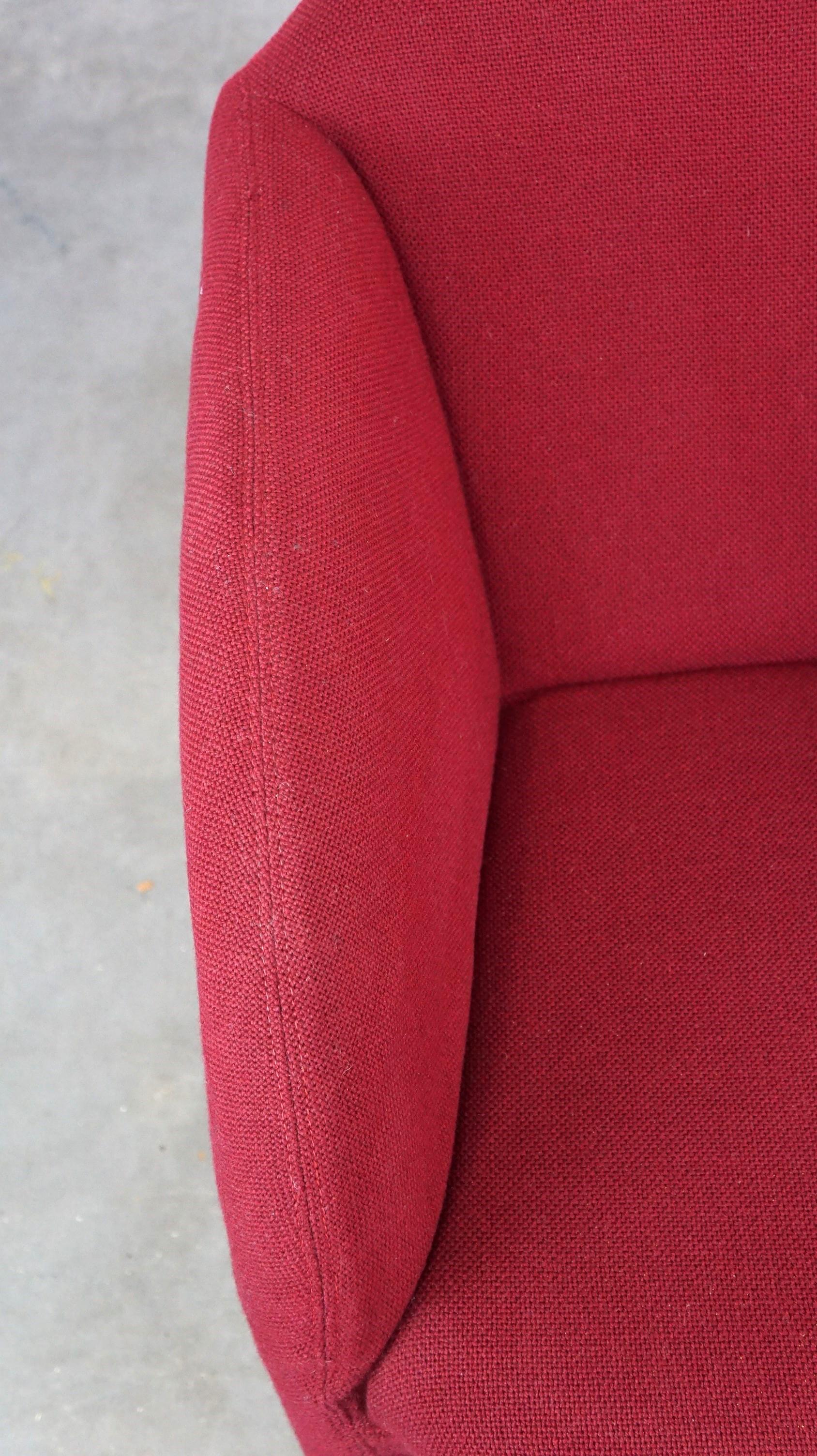 Poltrona Vintage Artifort Design modello Ben in robusto tessuto rosso in vendita 1