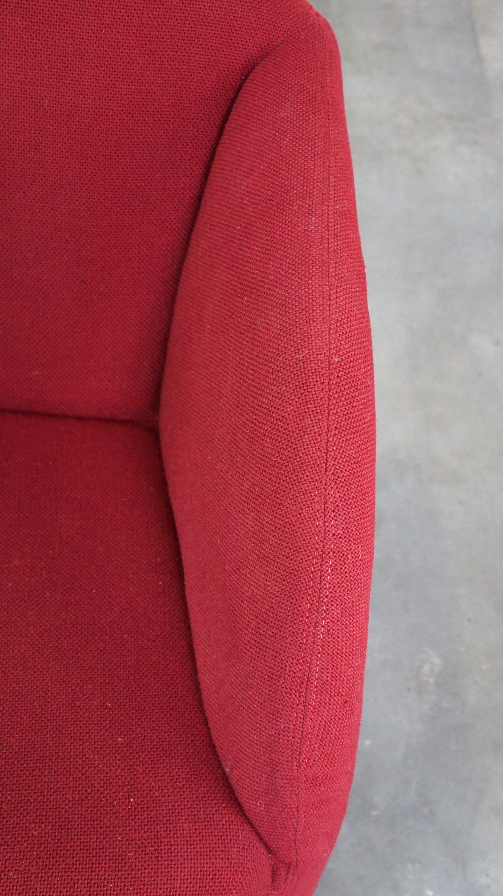 Poltrona Vintage Artifort Design modello Ben in robusto tessuto rosso in vendita 2
