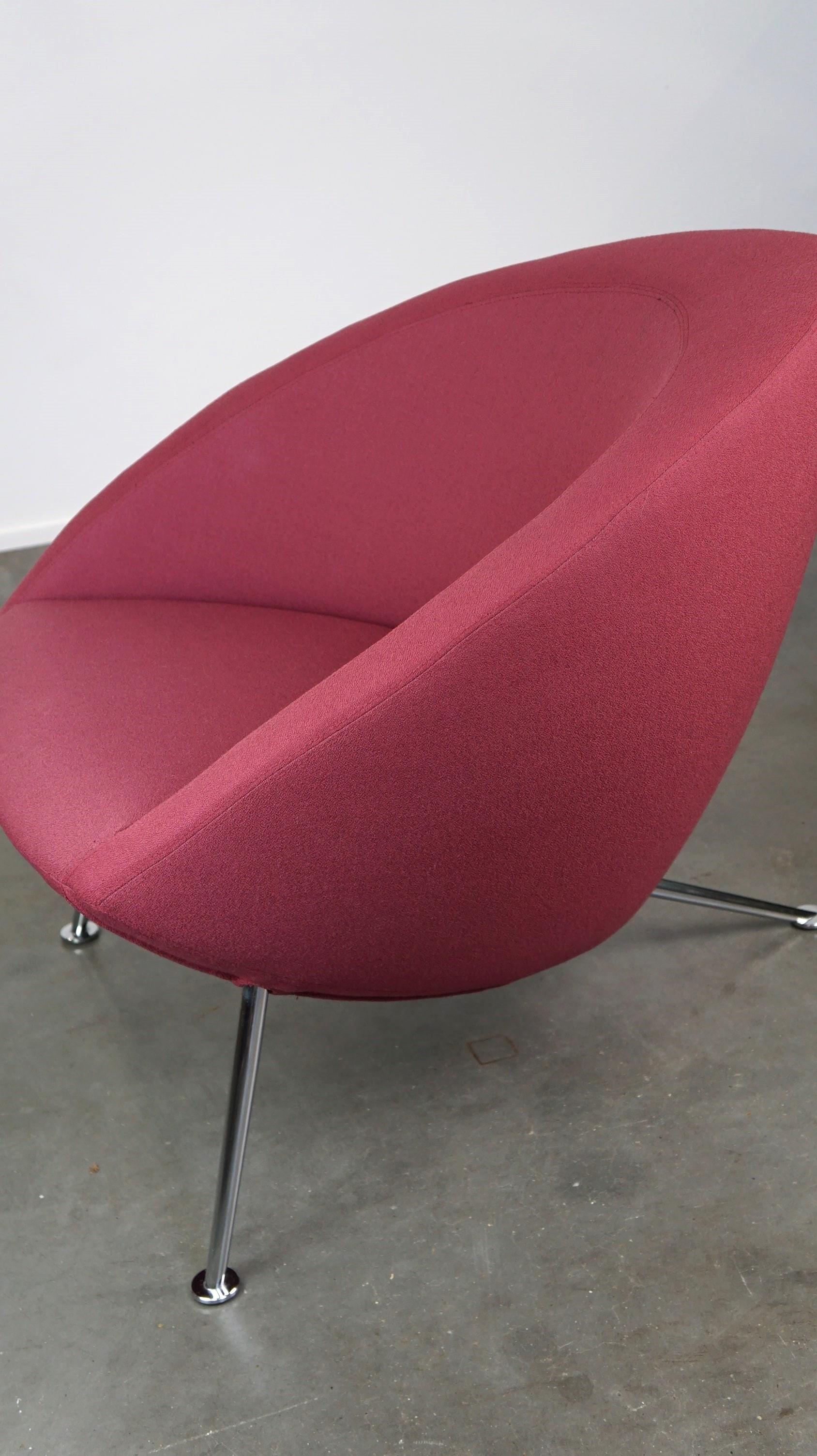 Vintage Artifort design armchair, model HANNA, in sturdy purple fabric For Sale 5