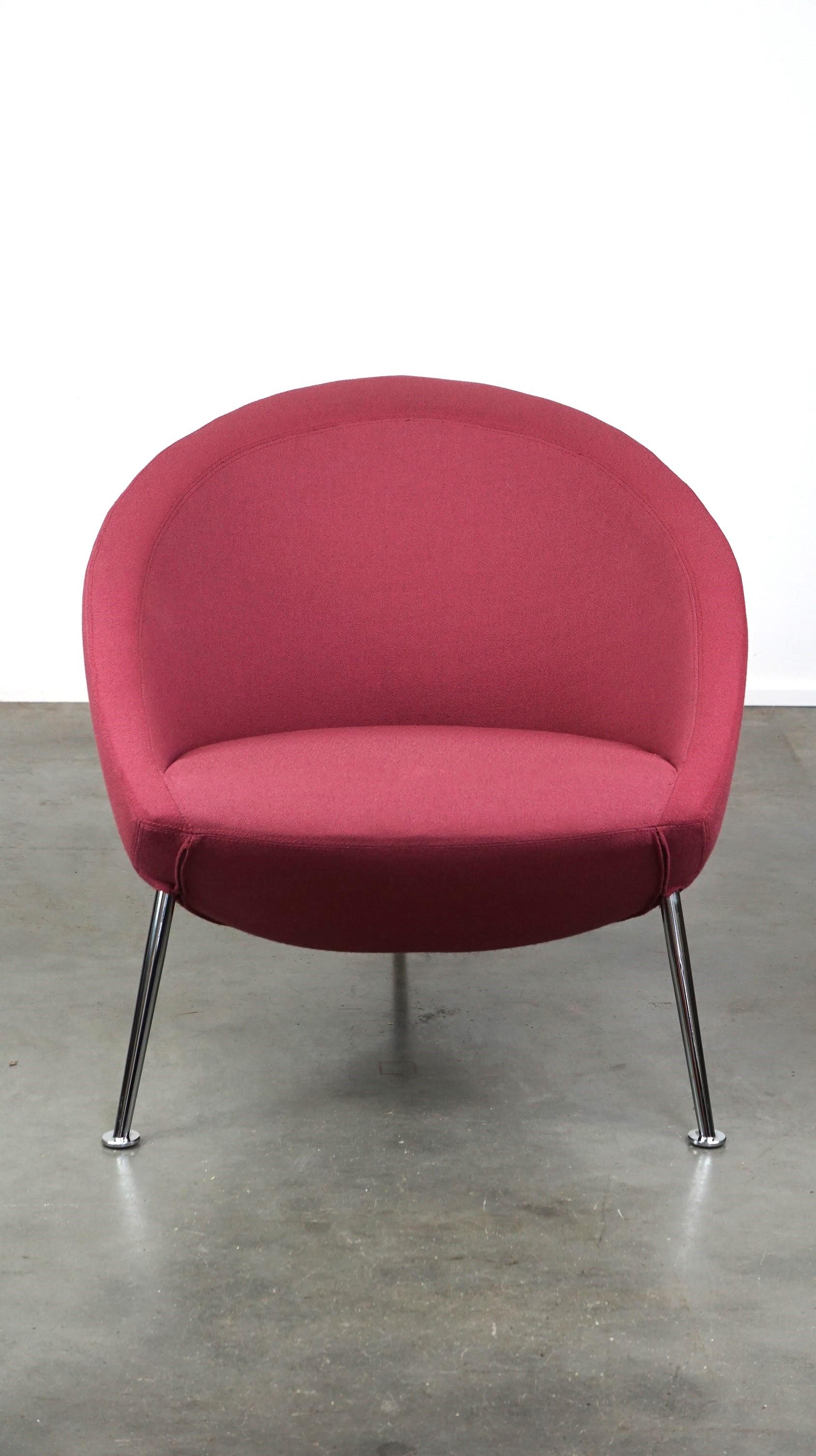 The Hanna armchair by Artifort, designed by Dutch designer René Holten, is a true eye-catcher in any interior. With its elegant and compact design, this armchair also fits perfectly in smaller spaces. A distinctive feature of the Hanna armchair is