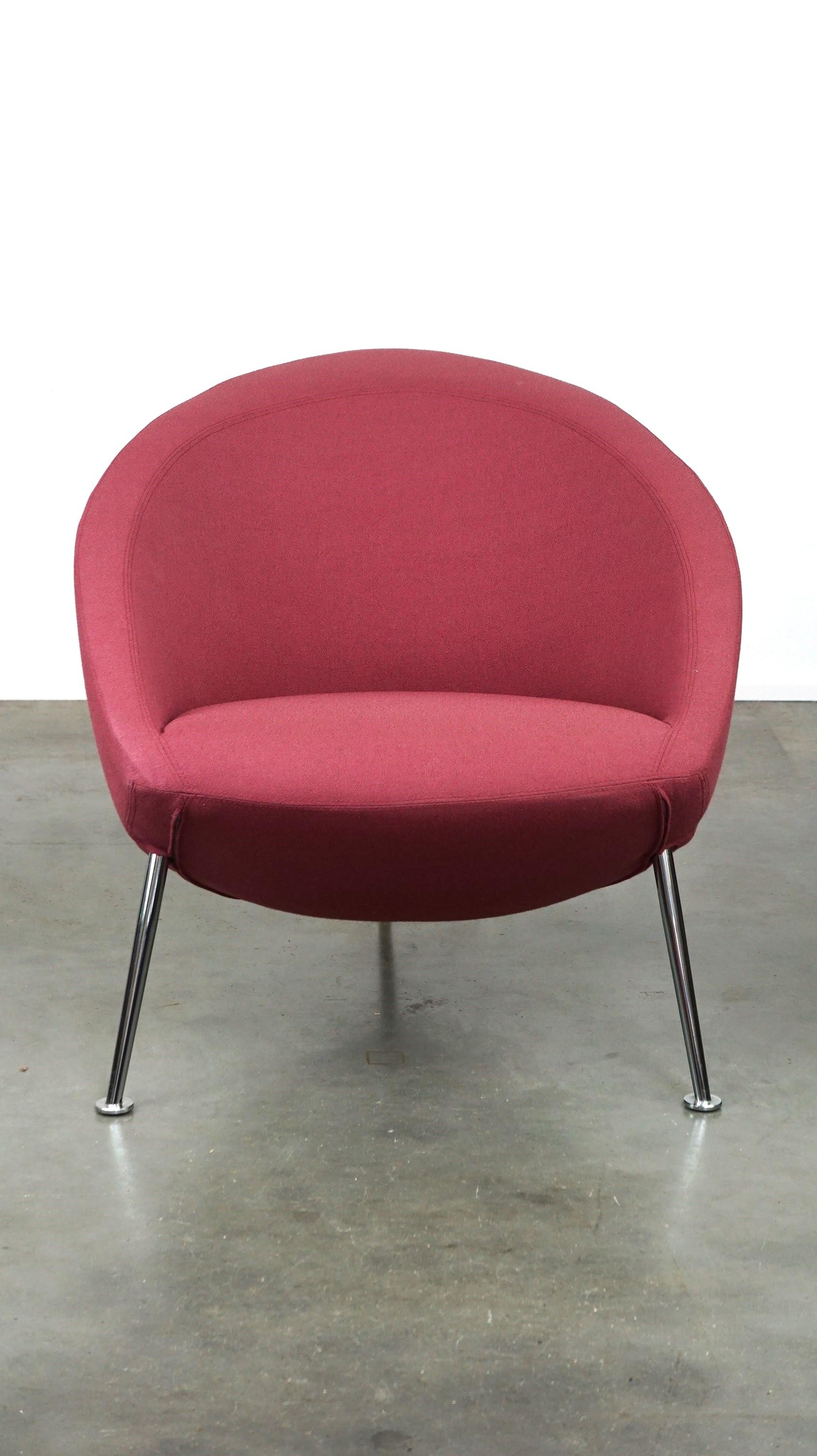 The Hanna armchair by Artifort, designed by Dutch designer René Holten, is a true eye-catcher in any interior. With its elegant and compact design, this armchair also fits perfectly in smaller spaces. A distinctive feature of the Hanna armchair is