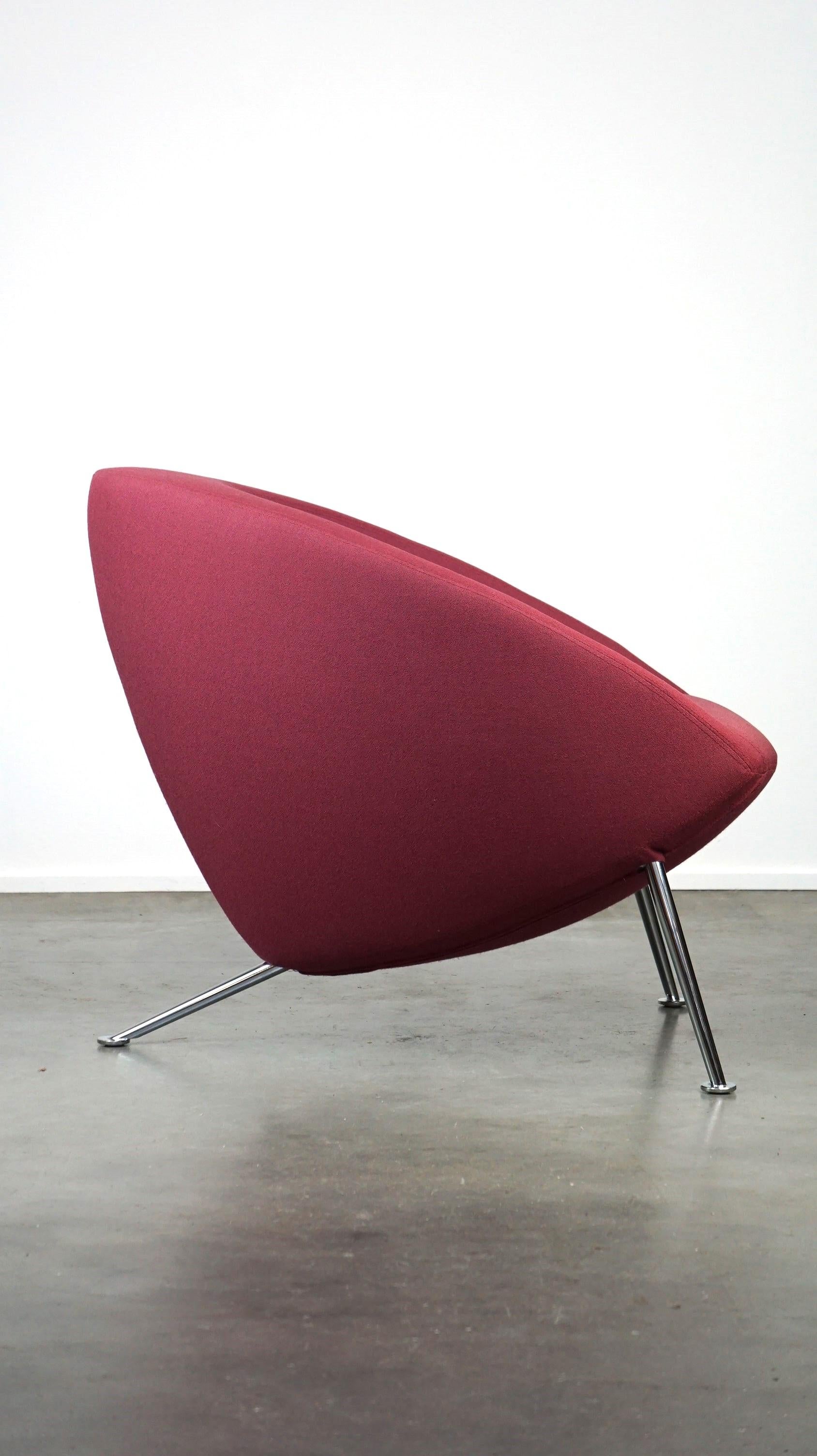 Dutch Vintage Artifort design armchair, model HANNA, in sturdy purple fabric For Sale