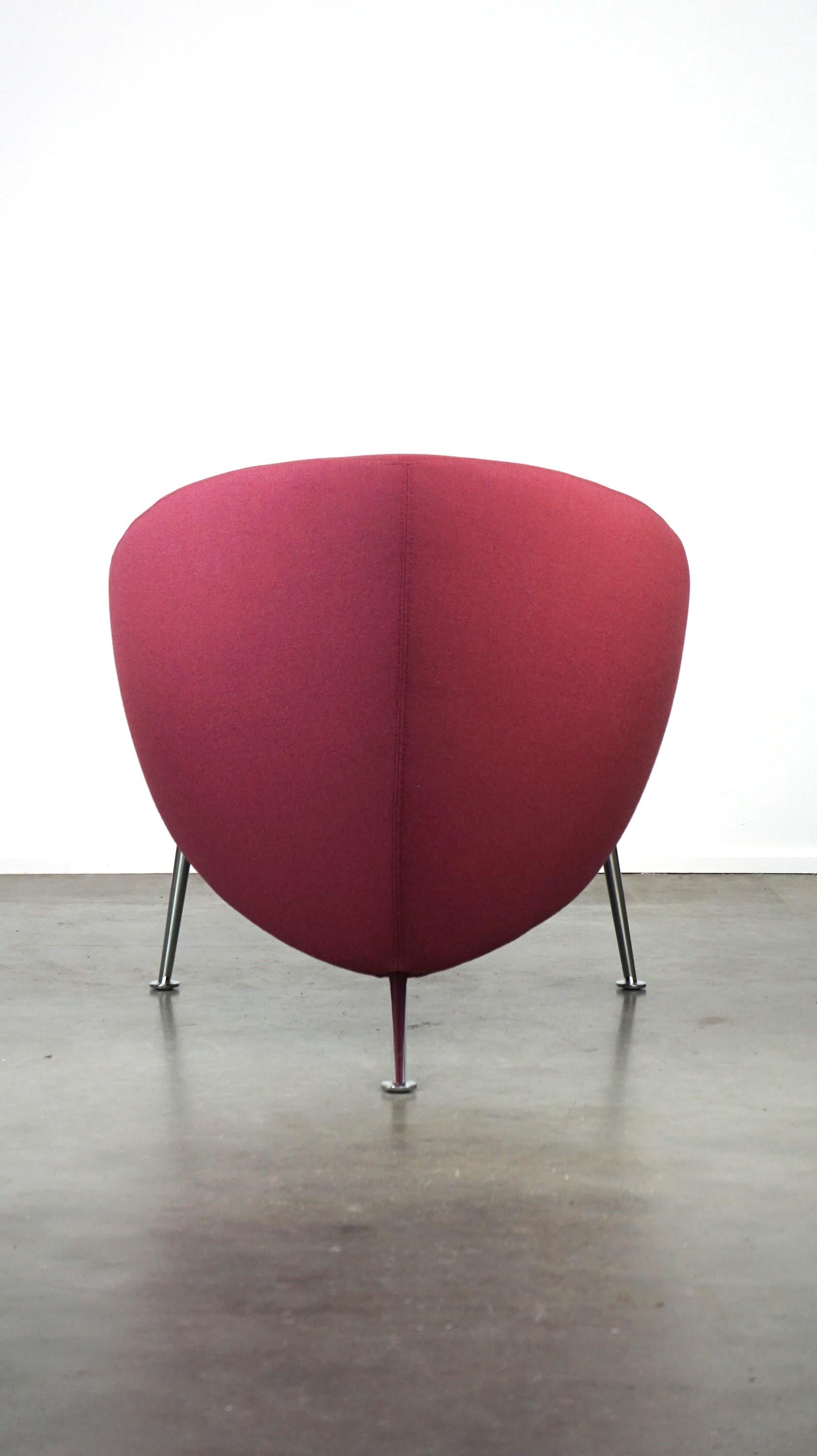 Vintage Artifort design armchair, model HANNA, in sturdy purple fabric In Good Condition For Sale In Harderwijk, NL