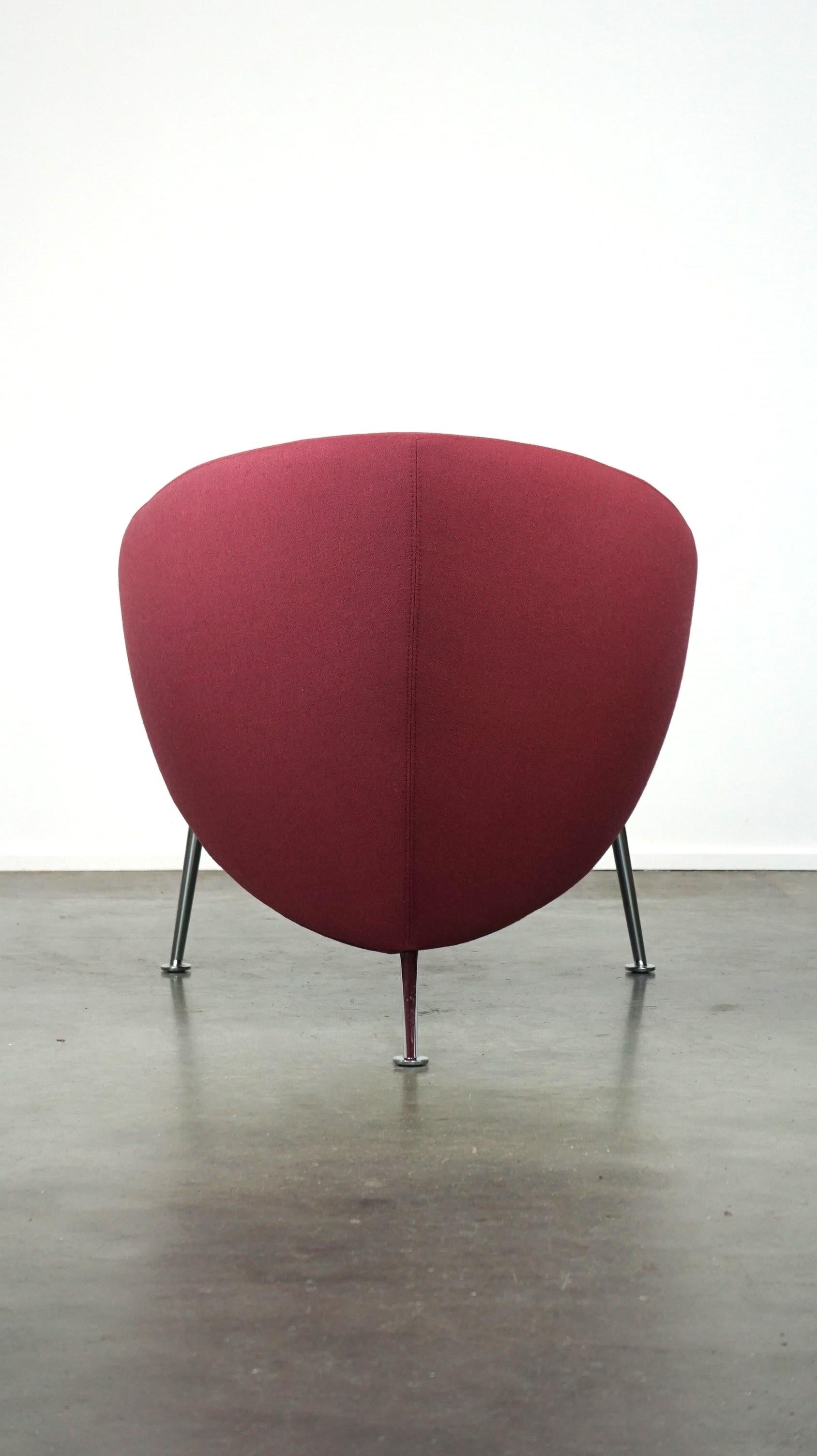 Dutch Vintage Artifort design armchair, model HANNA, in sturdy purple fabric For Sale