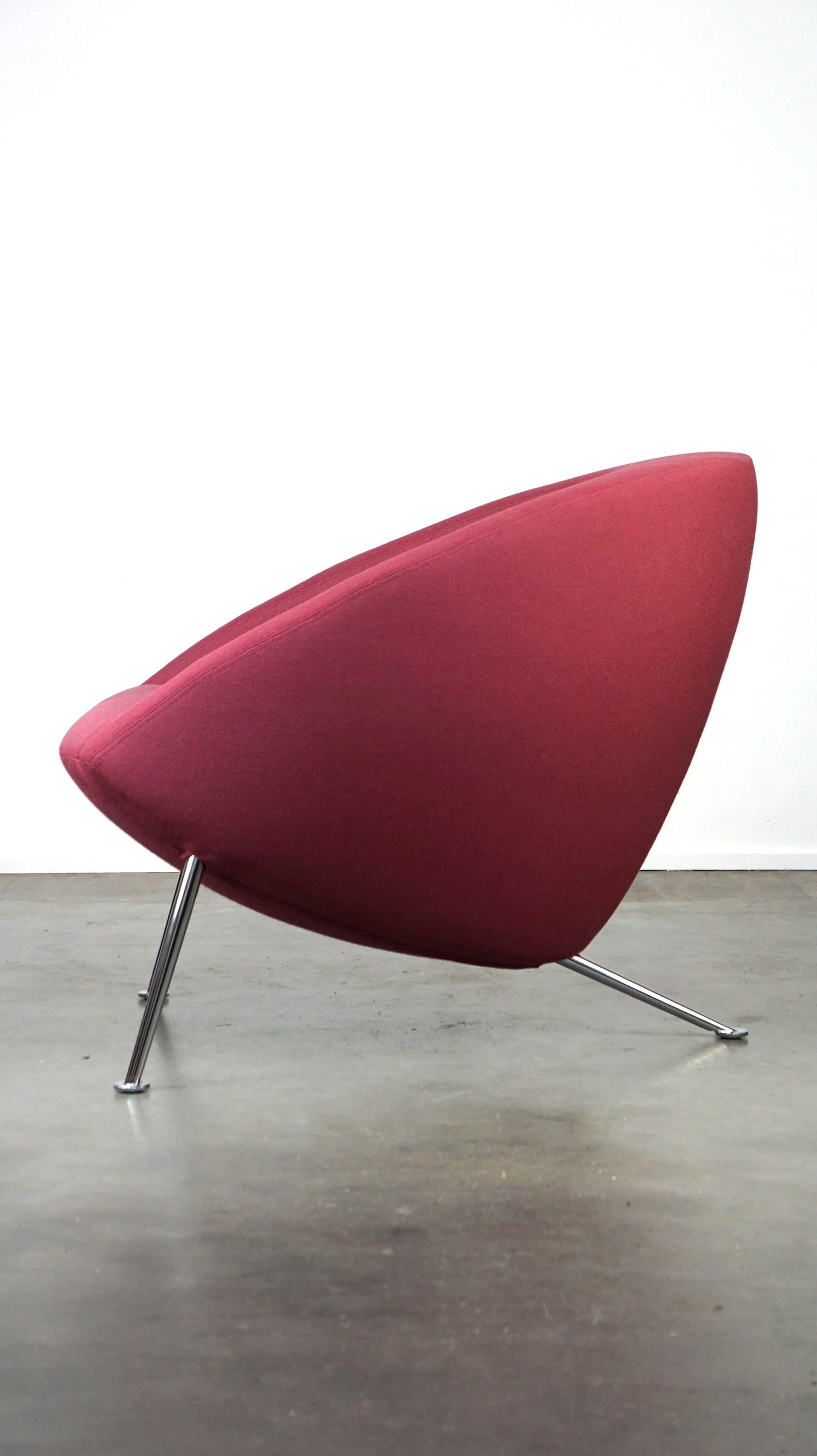 Contemporary Vintage Artifort design armchair, model HANNA, in sturdy purple fabric For Sale