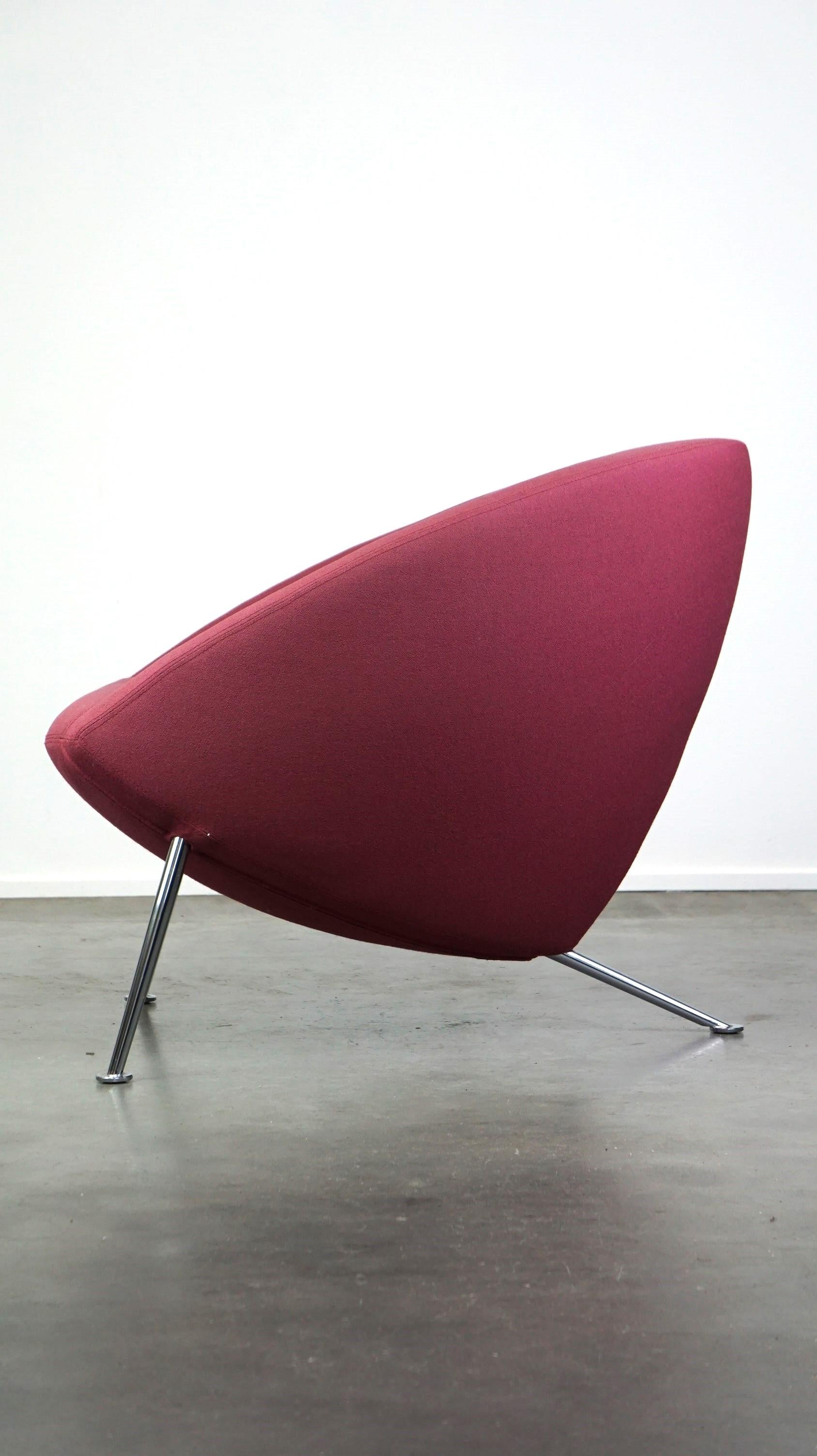 Vintage Artifort design armchair, model HANNA, in sturdy purple fabric In Good Condition For Sale In Harderwijk, NL
