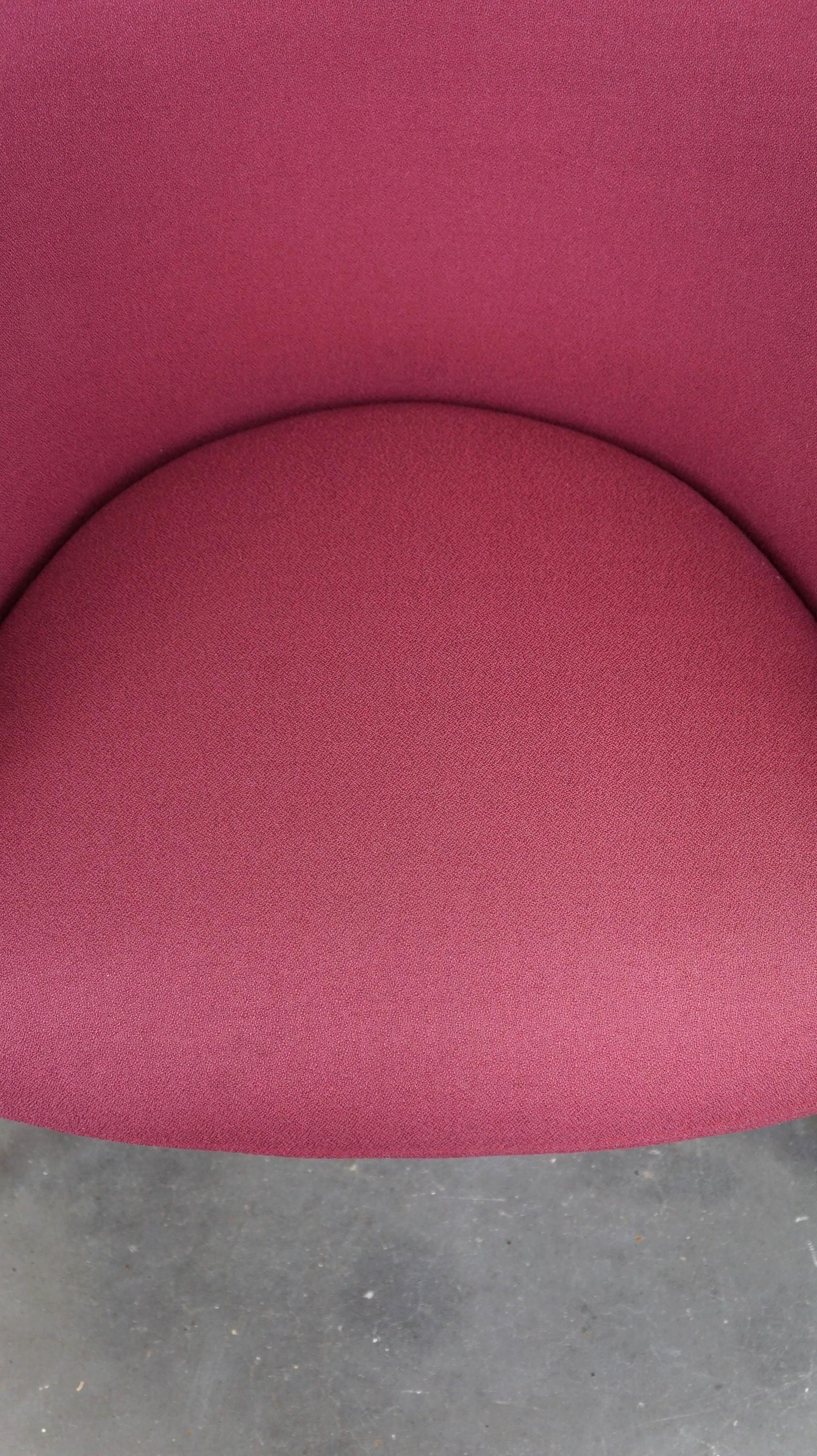 Contemporary Vintage Artifort design armchair, model HANNA, in sturdy purple fabric For Sale
