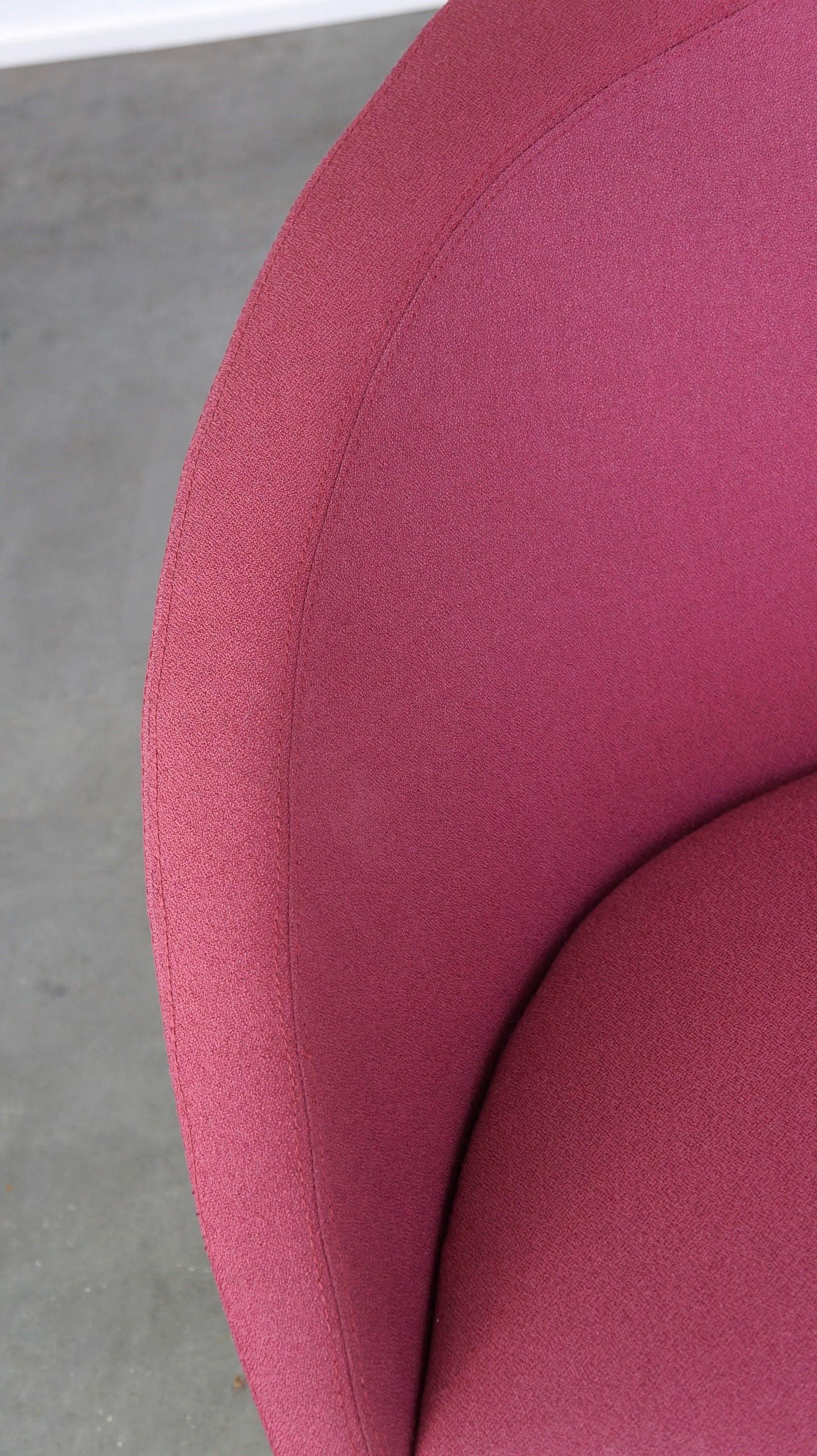 Vintage Artifort design armchair, model HANNA, in sturdy purple fabric For Sale 1