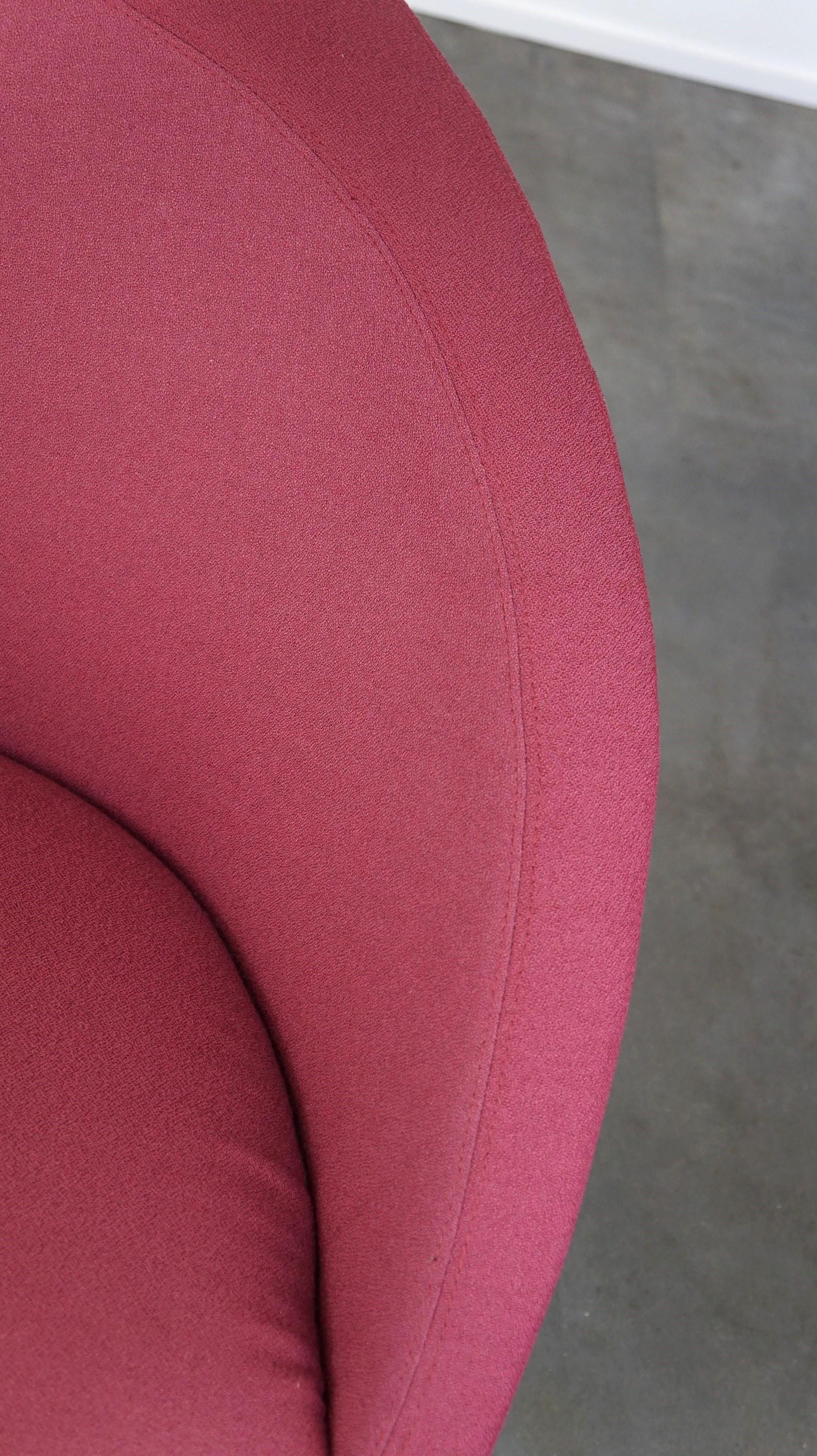 Vintage Artifort design armchair, model HANNA, in sturdy purple fabric For Sale 2