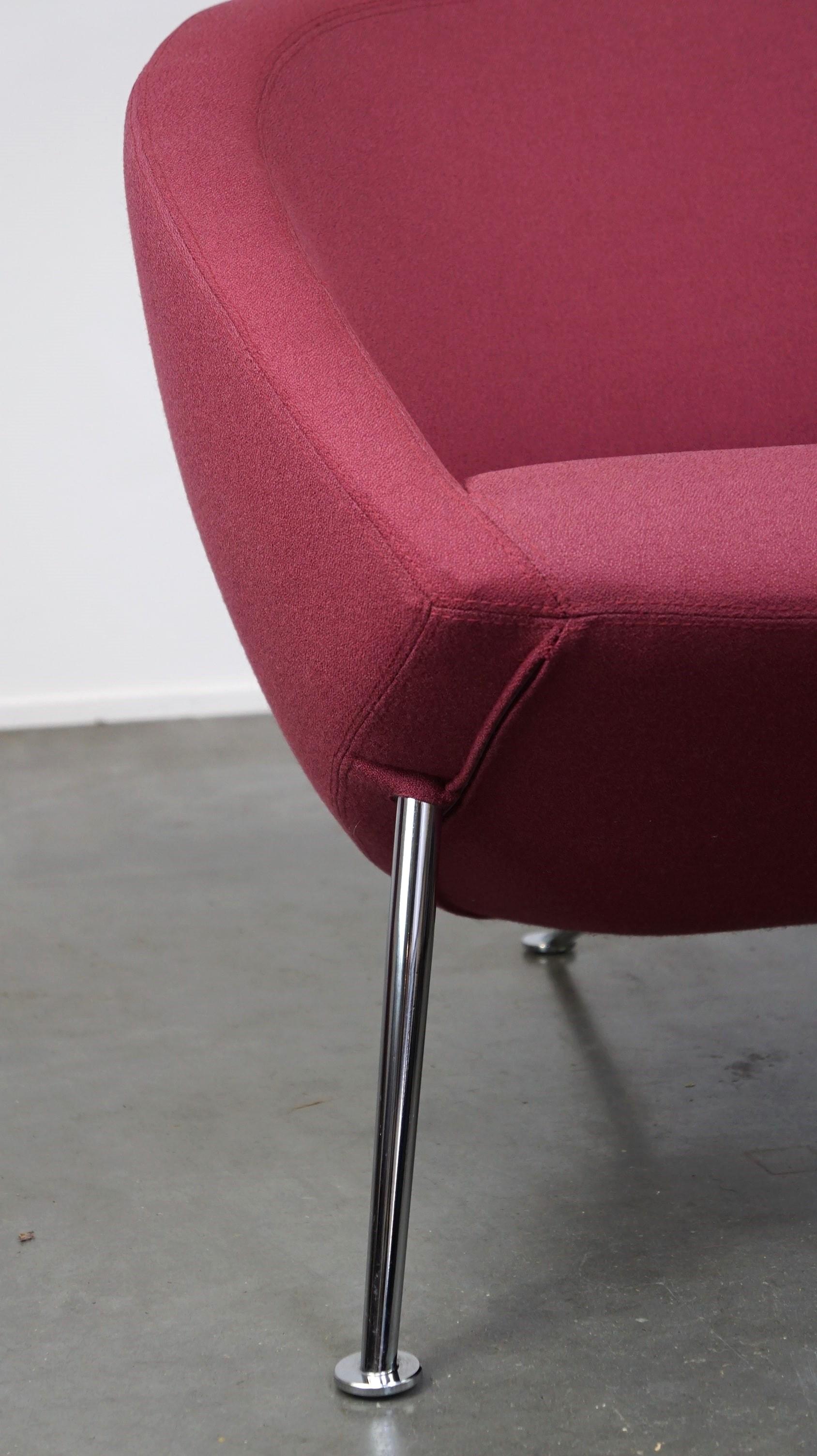 Vintage Artifort design armchair, model HANNA, in sturdy purple fabric For Sale 3