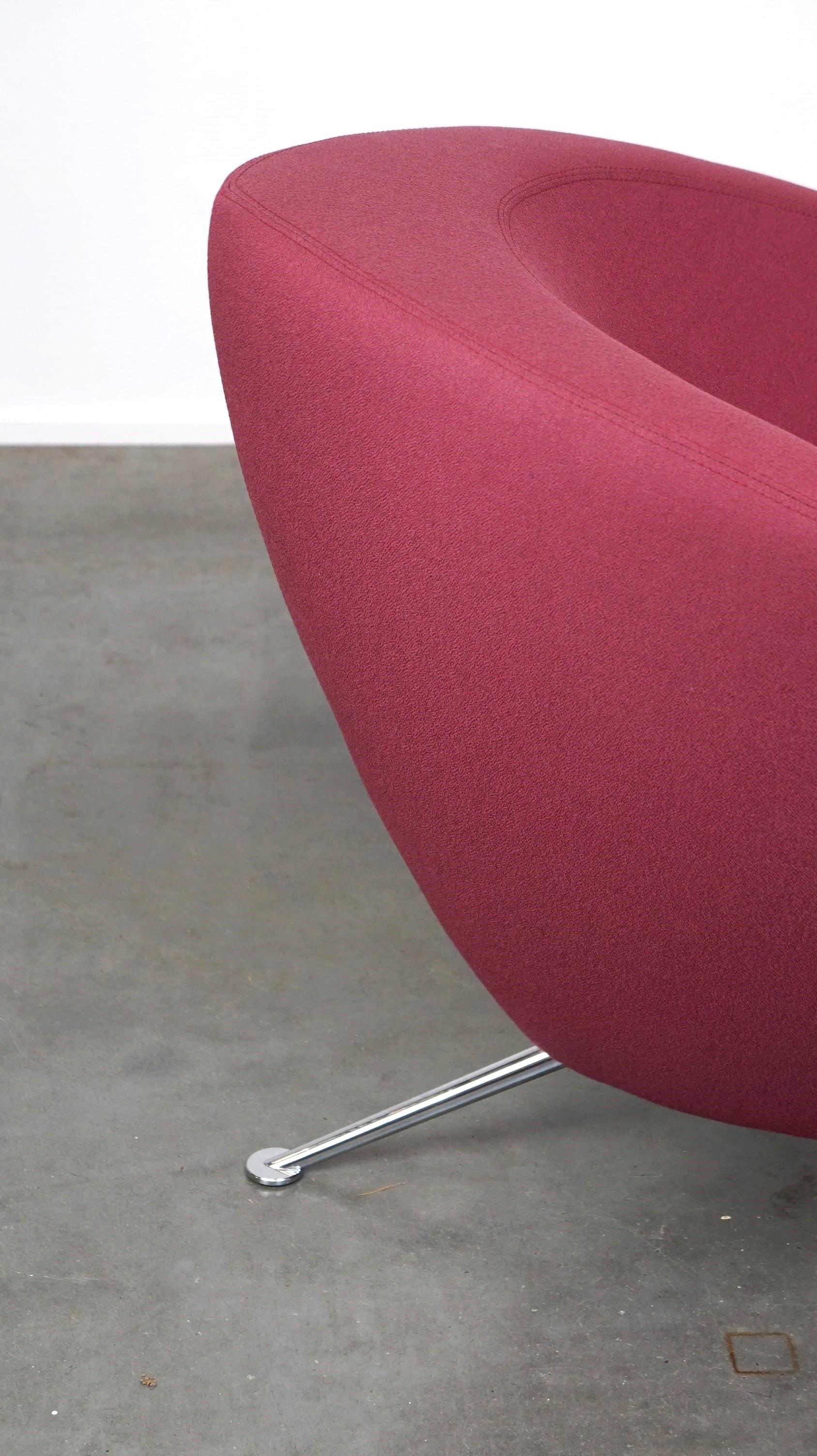 Vintage Artifort design armchair, model HANNA, in sturdy purple fabric For Sale 2