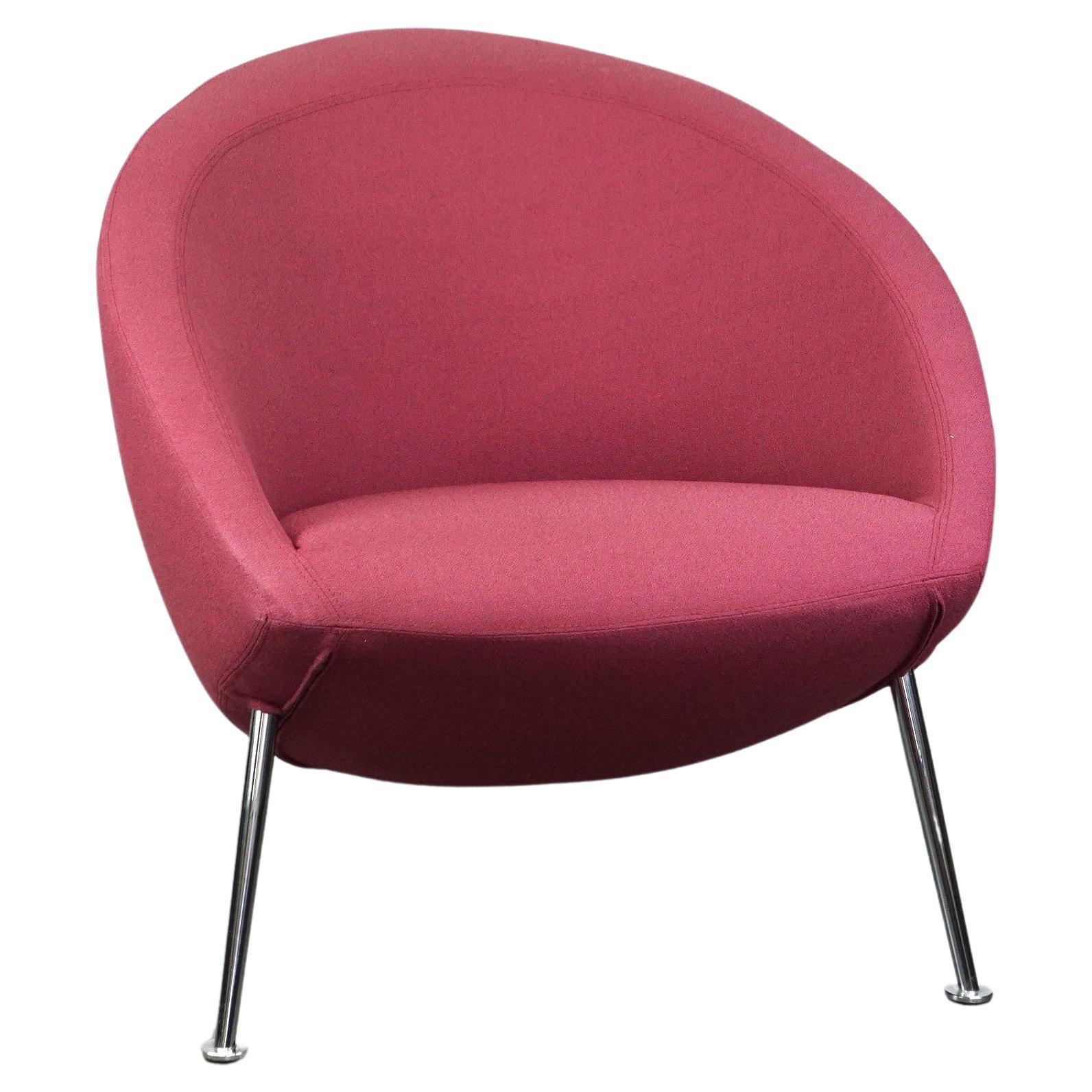 Vintage Artifort design armchair, model HANNA, in sturdy purple fabric