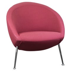 Vintage Artifort design armchair, model HANNA, in sturdy purple fabric