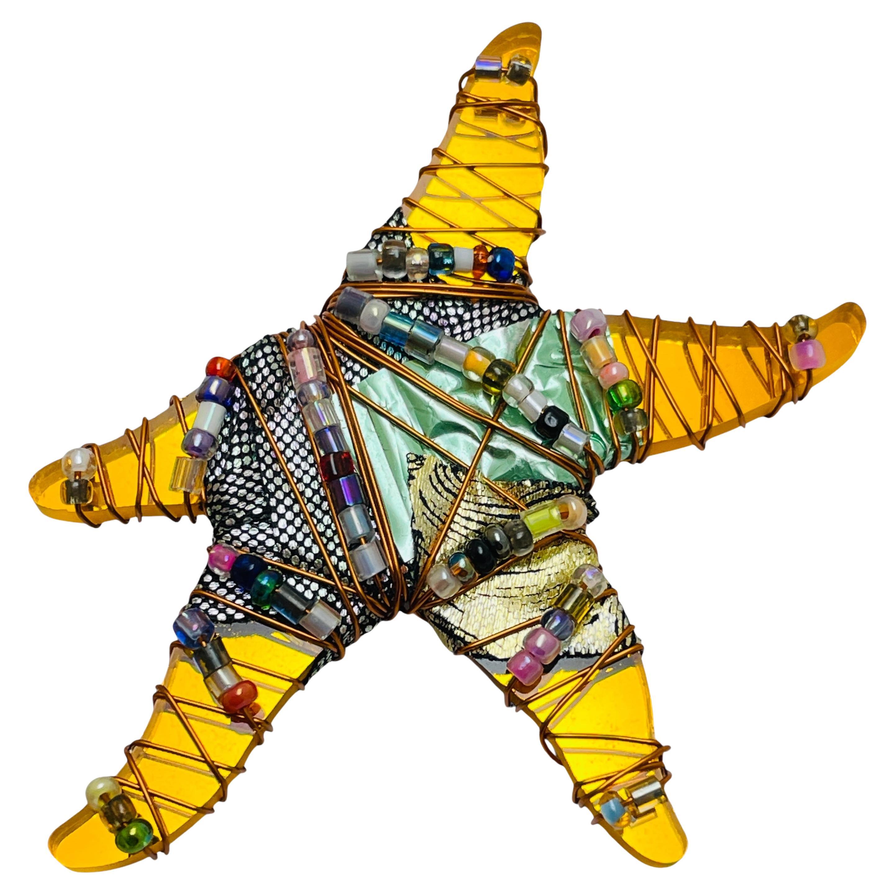 Spilla artigianale d
epoca in resina con stelle marine di design in vendita