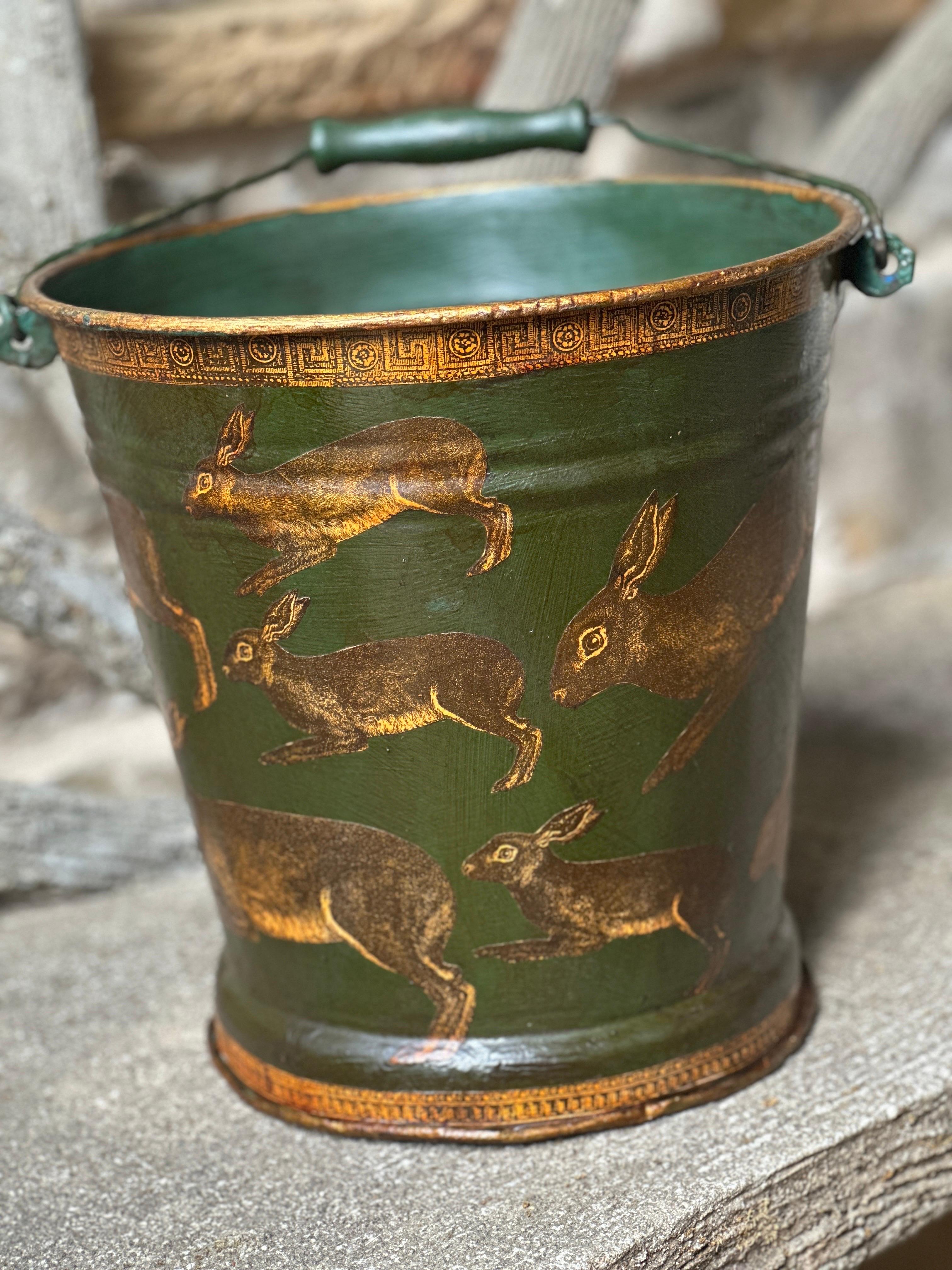 Secchio antincendio vintage splendidamente restaurato, acquistato nelle fiere dell'antiquariato in Inghilterra. Ritirato artigianalmente, dipinto e decorato con il decoupage a tema coniglio. 

Questo pezzo è perfetto per essere utilizzato come