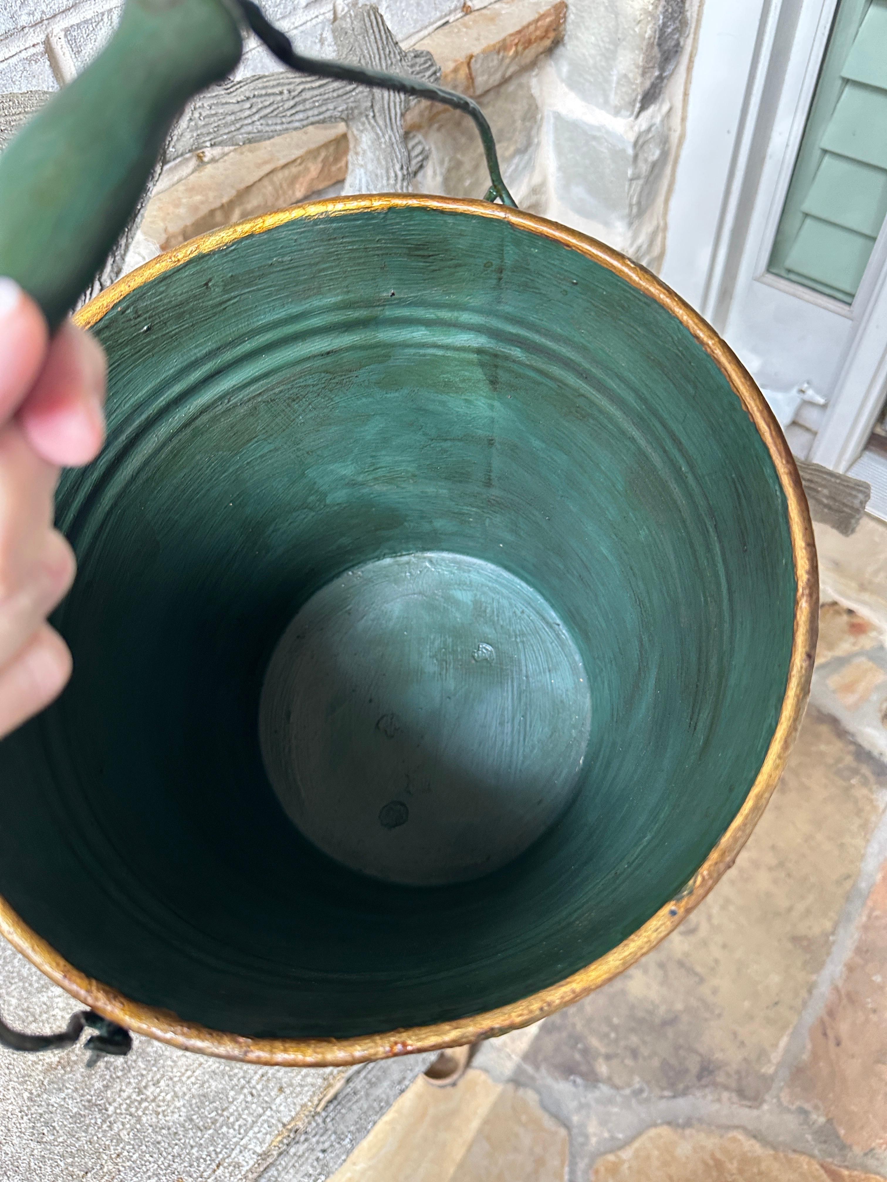Fatto a mano Secchiello artigianale d'epoca a decoupage su tole con motivo a coniglio lapino in vendita