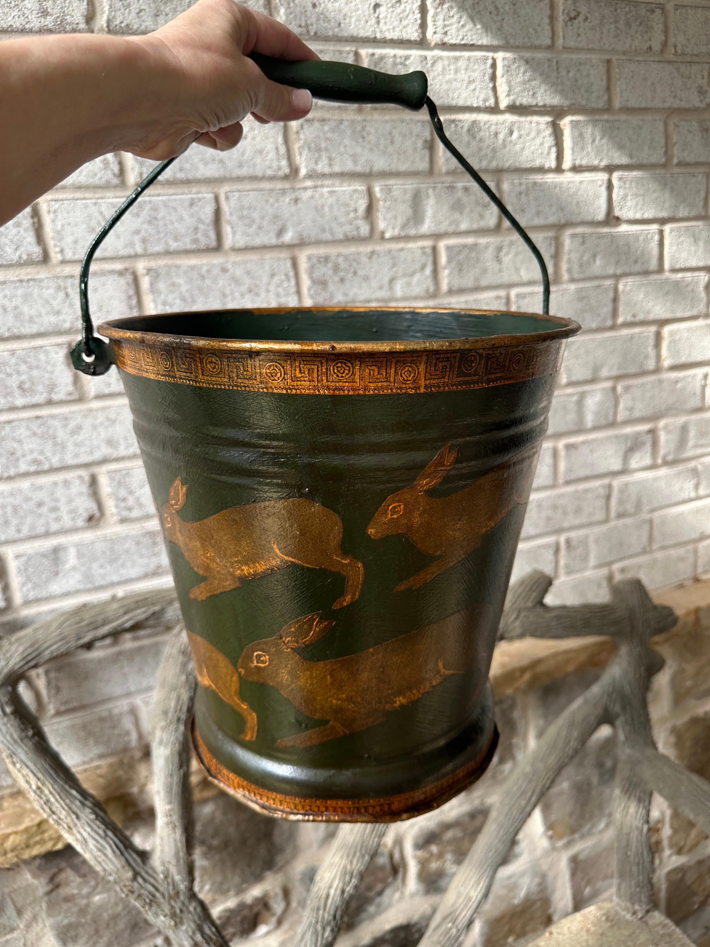 Secchiello artigianale d'epoca a decoupage su tole con motivo a coniglio lapino In condizioni deteriorate in vendita a Atlanta, GA