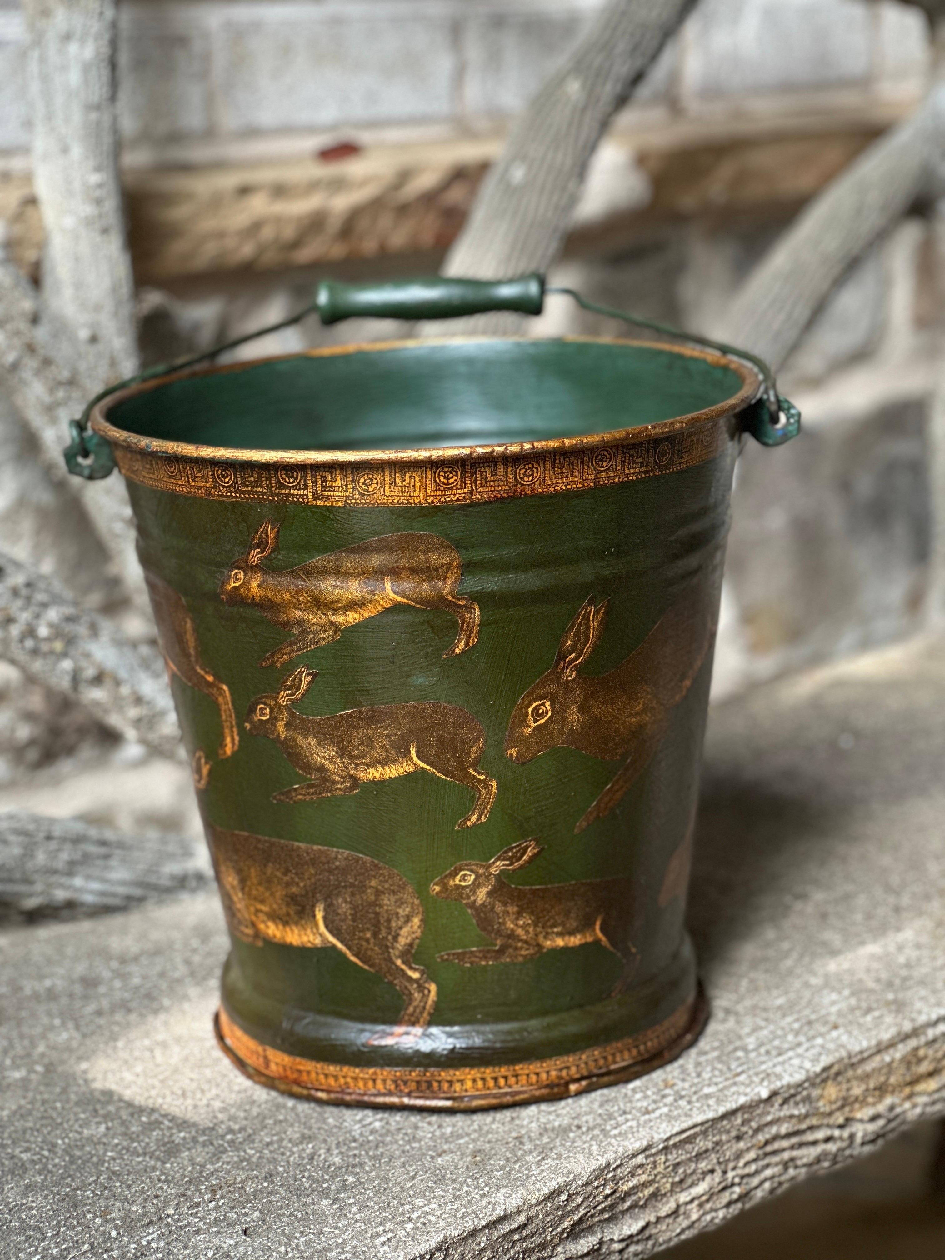 Metà XX secolo Secchiello artigianale d'epoca a decoupage su tole con motivo a coniglio lapino in vendita