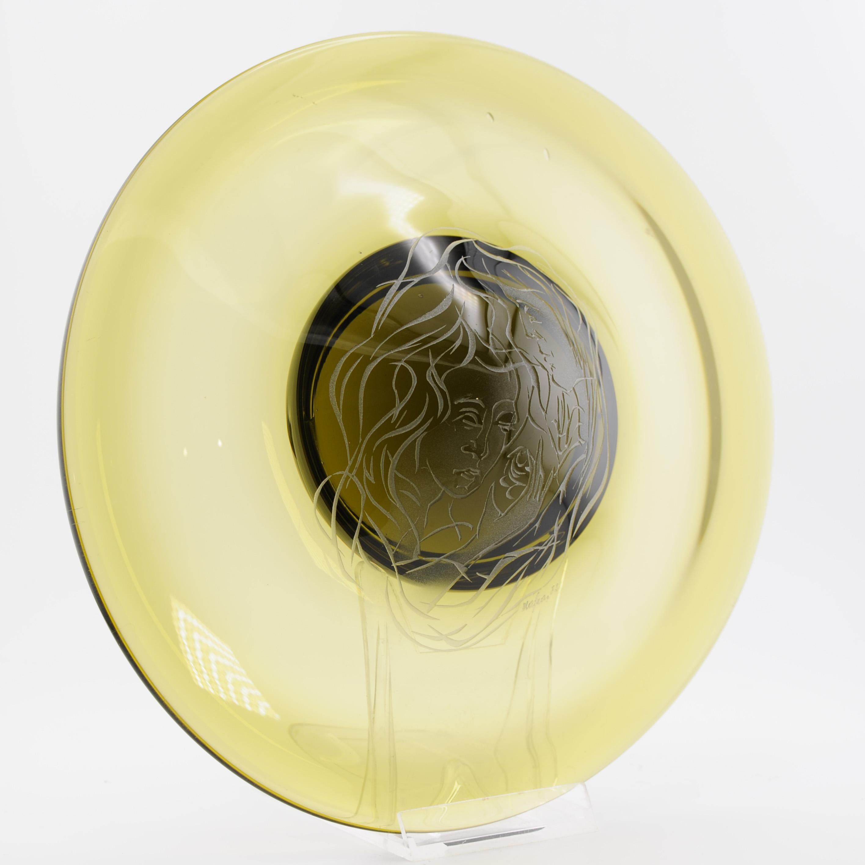 Vaso de Artista Vintage Vidrio Verde Grabado con Figura Femenina Firmado por el Artista en venta 5