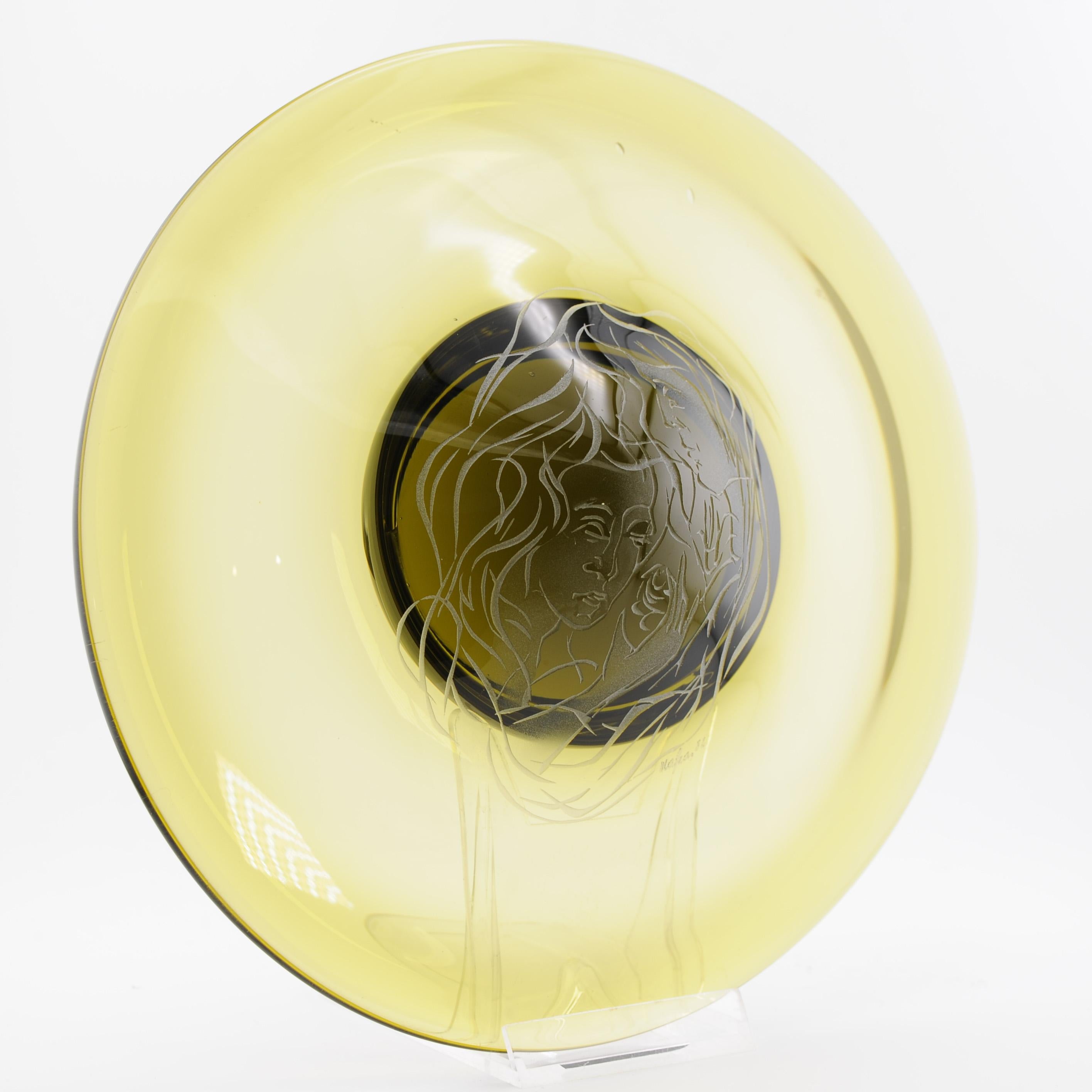 Vaso de Artista Vintage Vidrio Verde Grabado con Figura Femenina Firmado por el Artista en venta 6