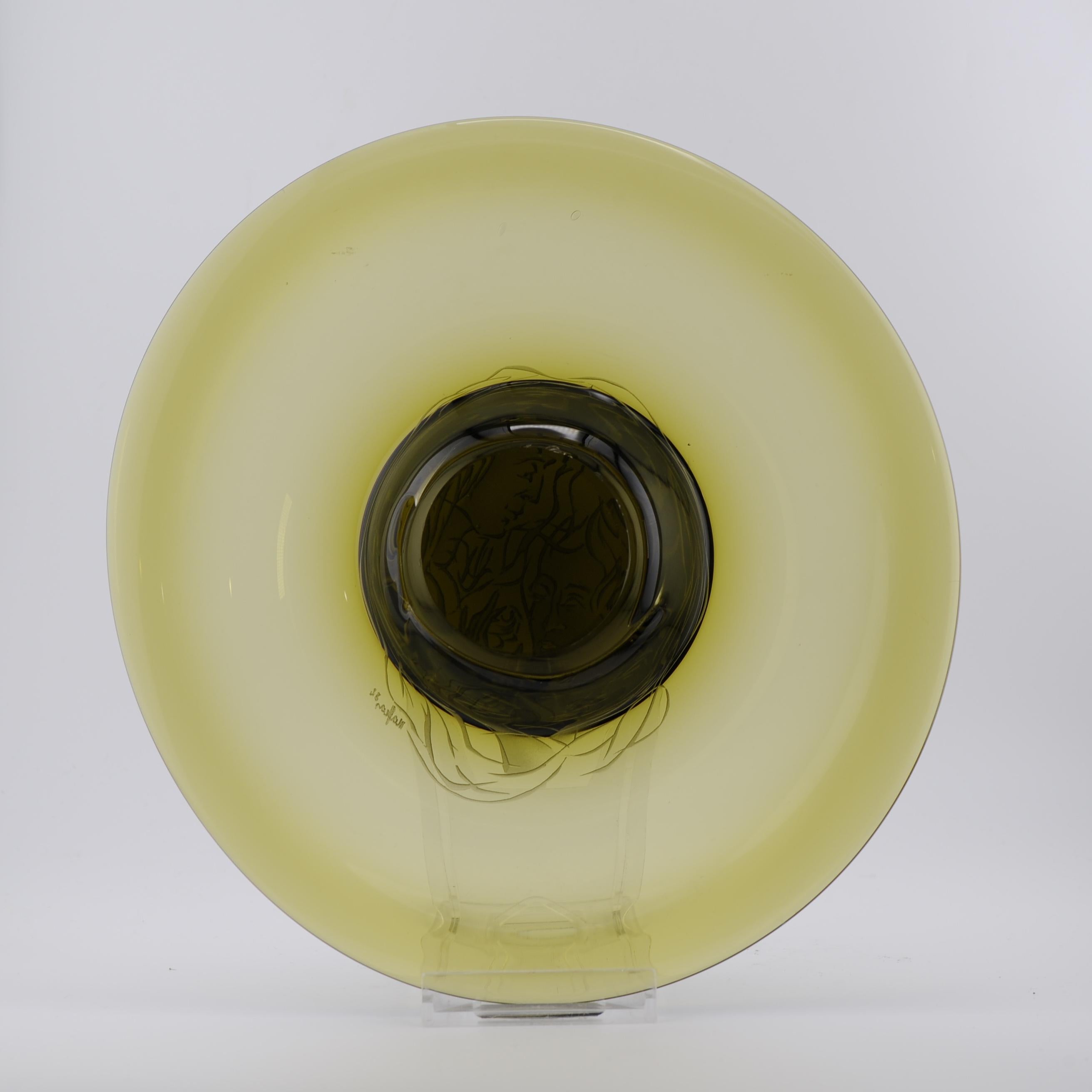 Vaso de Artista Vintage Vidrio Verde Grabado con Figura Femenina Firmado por el Artista en venta 8