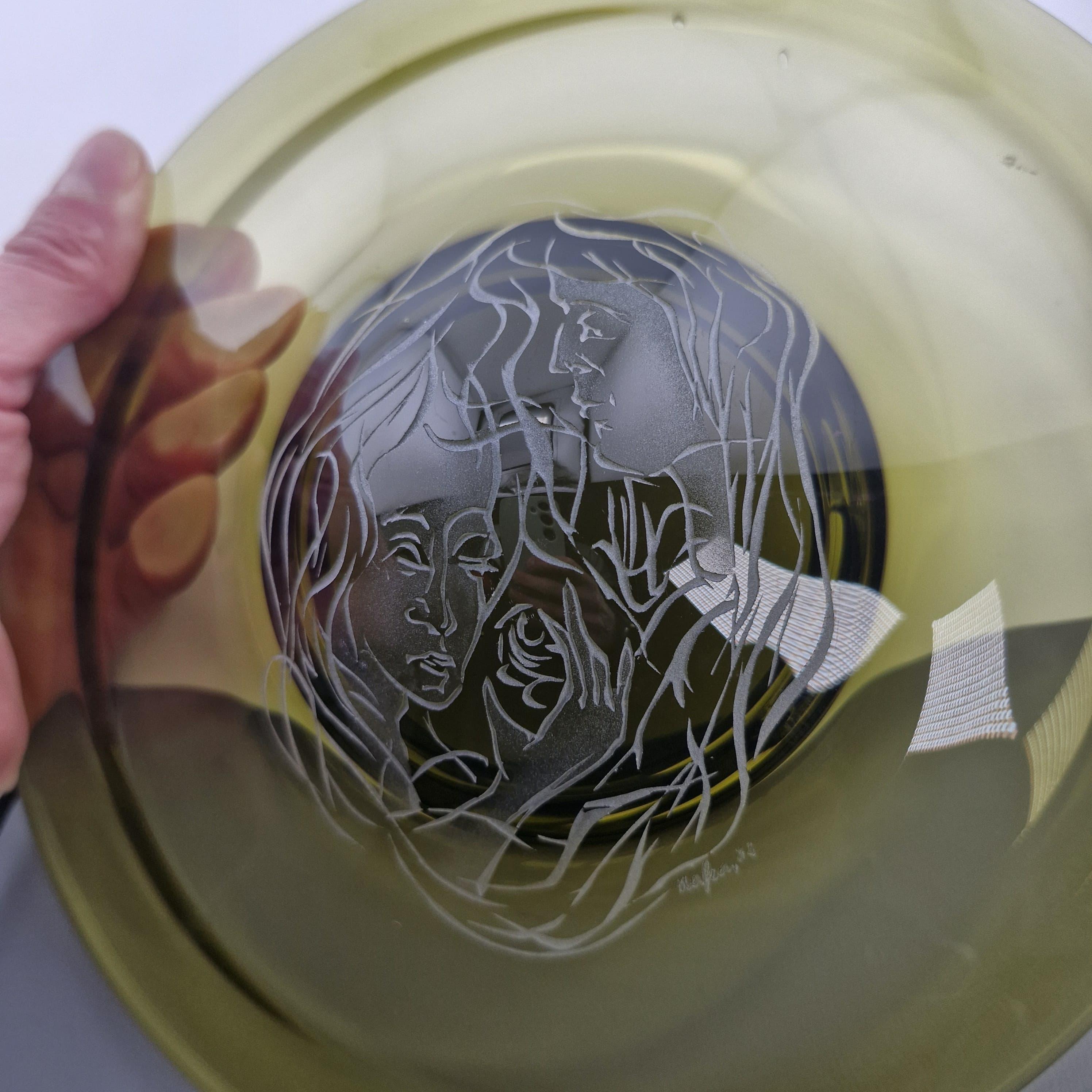 Vaso de Artista Vintage Vidrio Verde Grabado con Figura Femenina Firmado por el Artista en Bueno estado para la venta en Amsterdam, Noord Holland