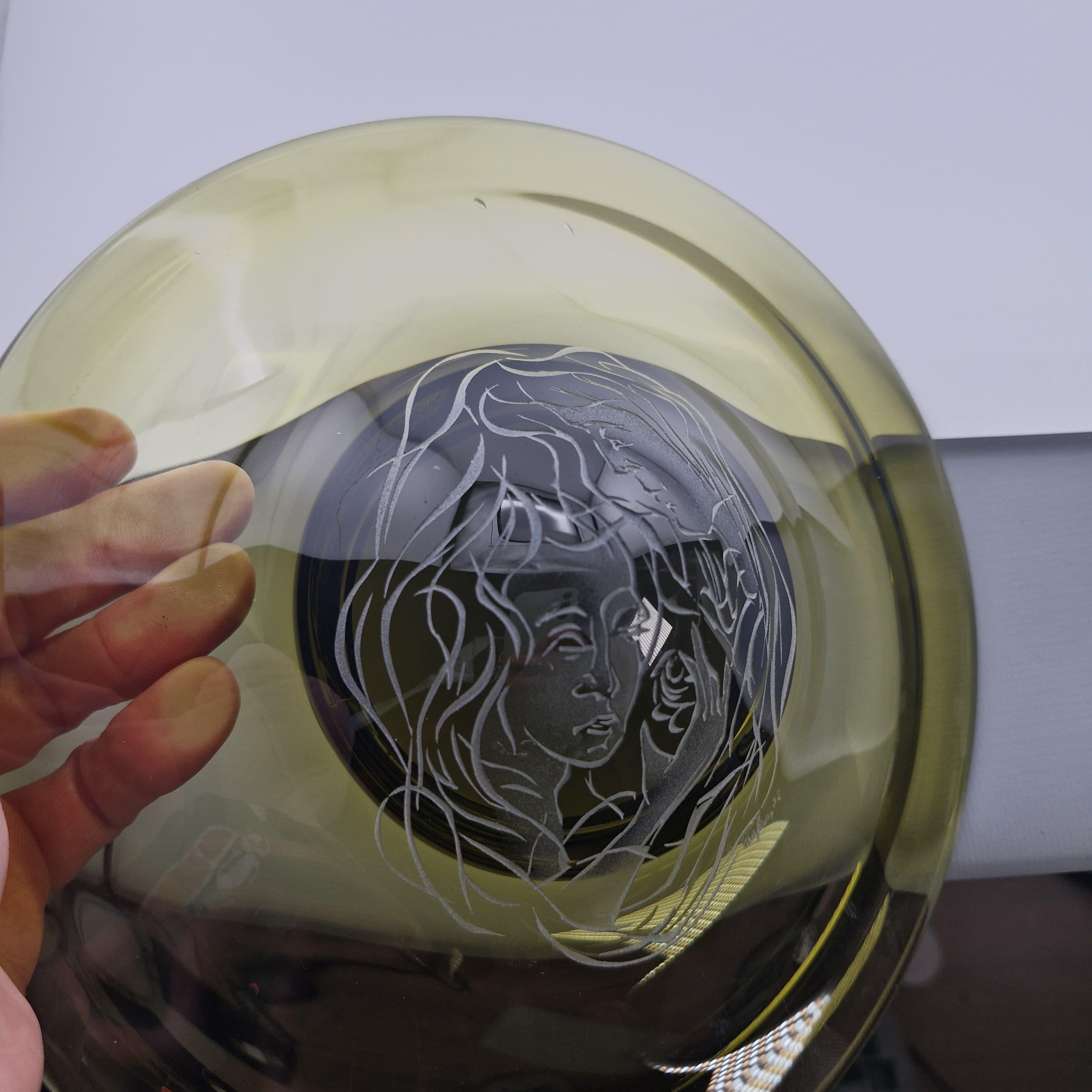 Vaso de Artista Vintage Vidrio Verde Grabado con Figura Femenina Firmado por el Artista Vidrio artístico en venta