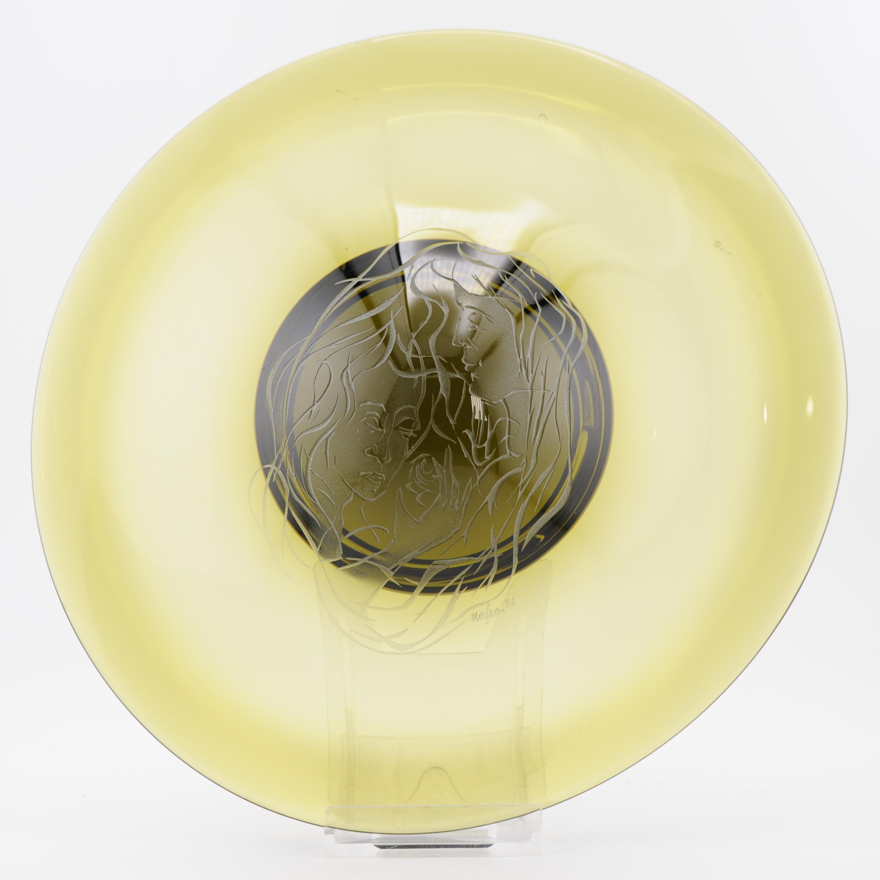 Vaso de Artista Vintage Vidrio Verde Grabado con Figura Femenina Firmado por el Artista en venta 3