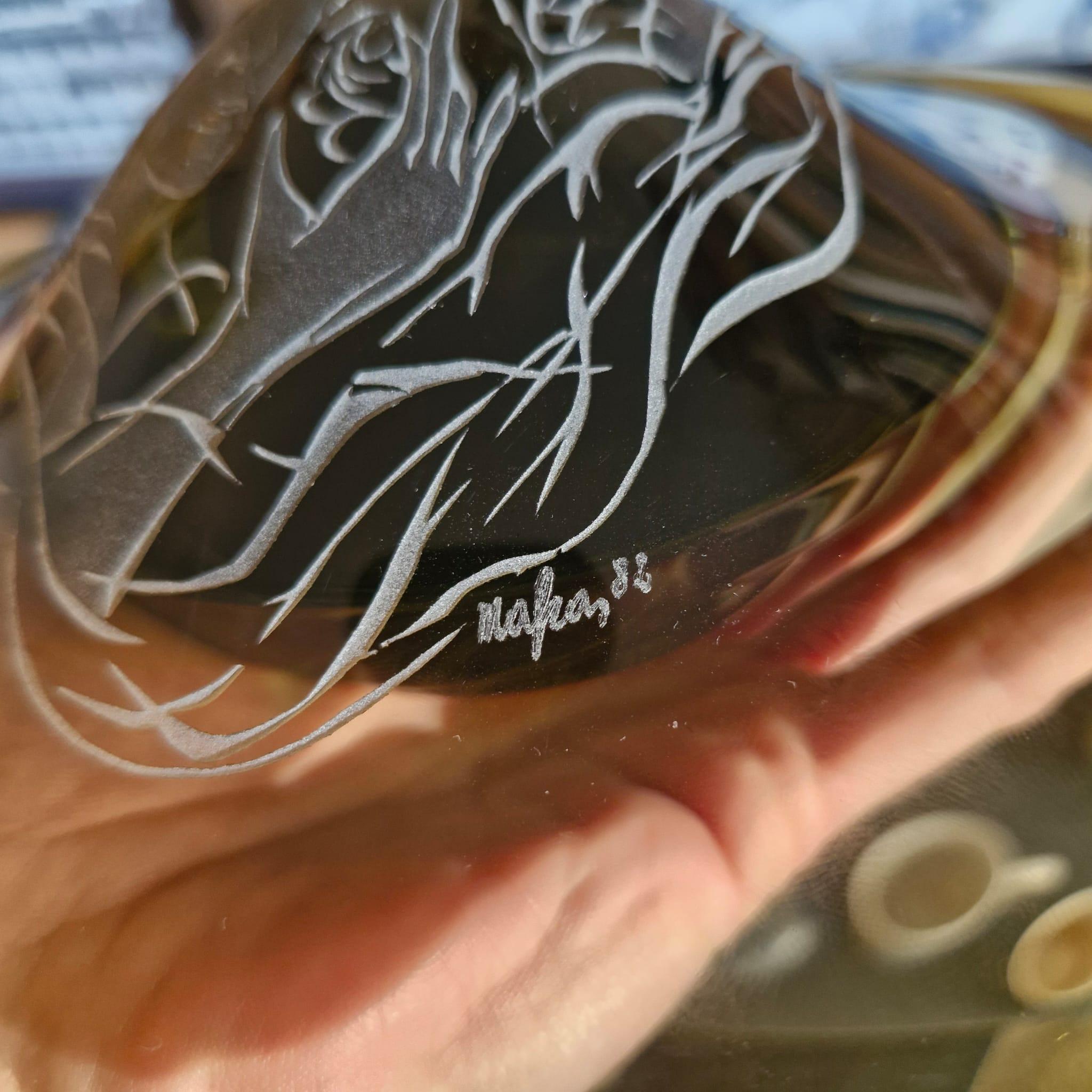 Vintage-Künstlerglas, orangefarbenes Glas, graviert mit weiblicher Figur, signiert von Künstlerin im Angebot 8