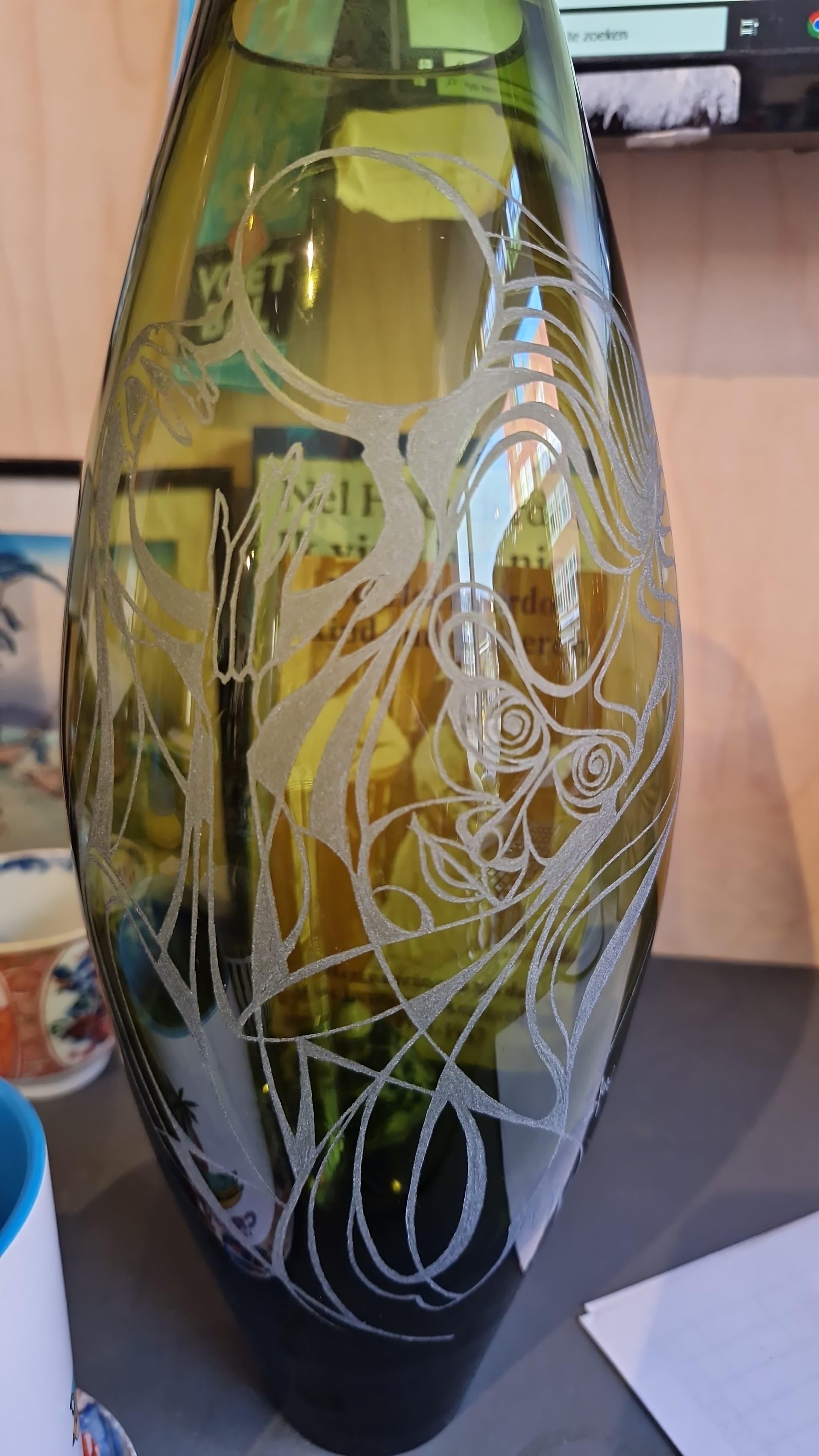 Vintage-Künstlerglas, orangefarbenes Glas, graviert mit weiblicher Figur, signiert von Künstlerin im Zustand „Gut“ im Angebot in Amsterdam, Noord Holland