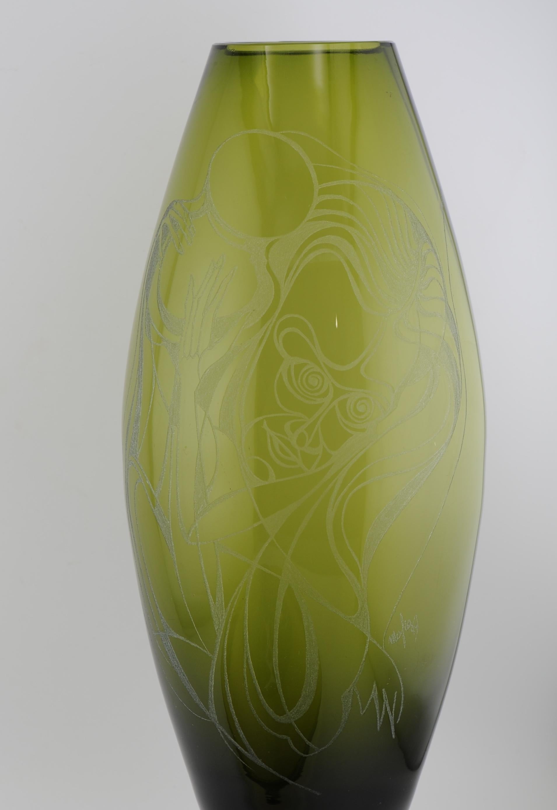 Vintage-Künstlerglas, orangefarbenes Glas, graviert mit weiblicher Figur, signiert von Künstlerin (Glaskunst) im Angebot