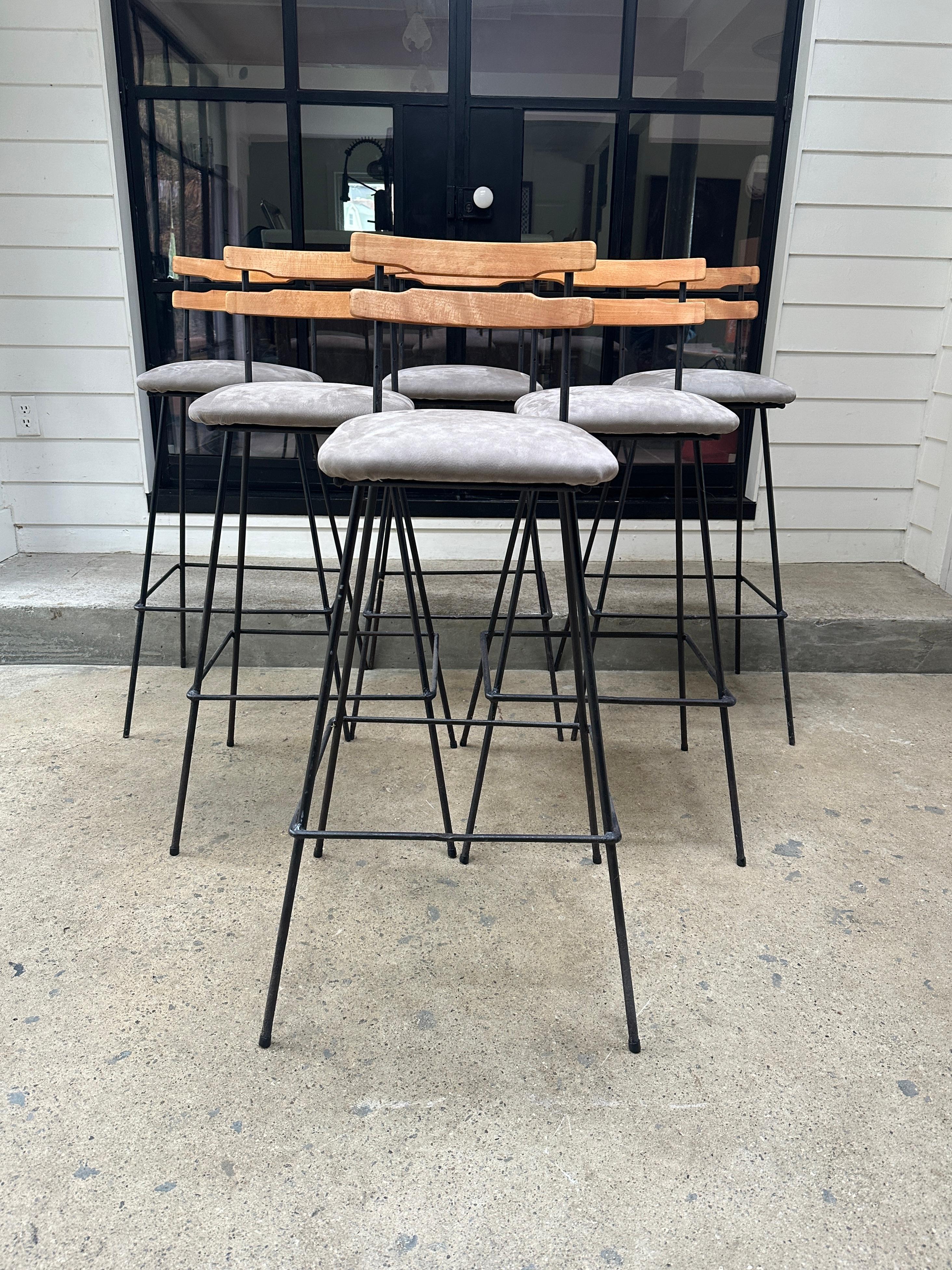 Ensemble de 6 tabourets de bar vintage en acier noirci, fabriqués à la main par un artiste, avec des dossiers en bois d'érable et des sièges en cuir gris italien nouvellement rembourrés. Vers les années 1950.

Excellent état vintage. Vendu