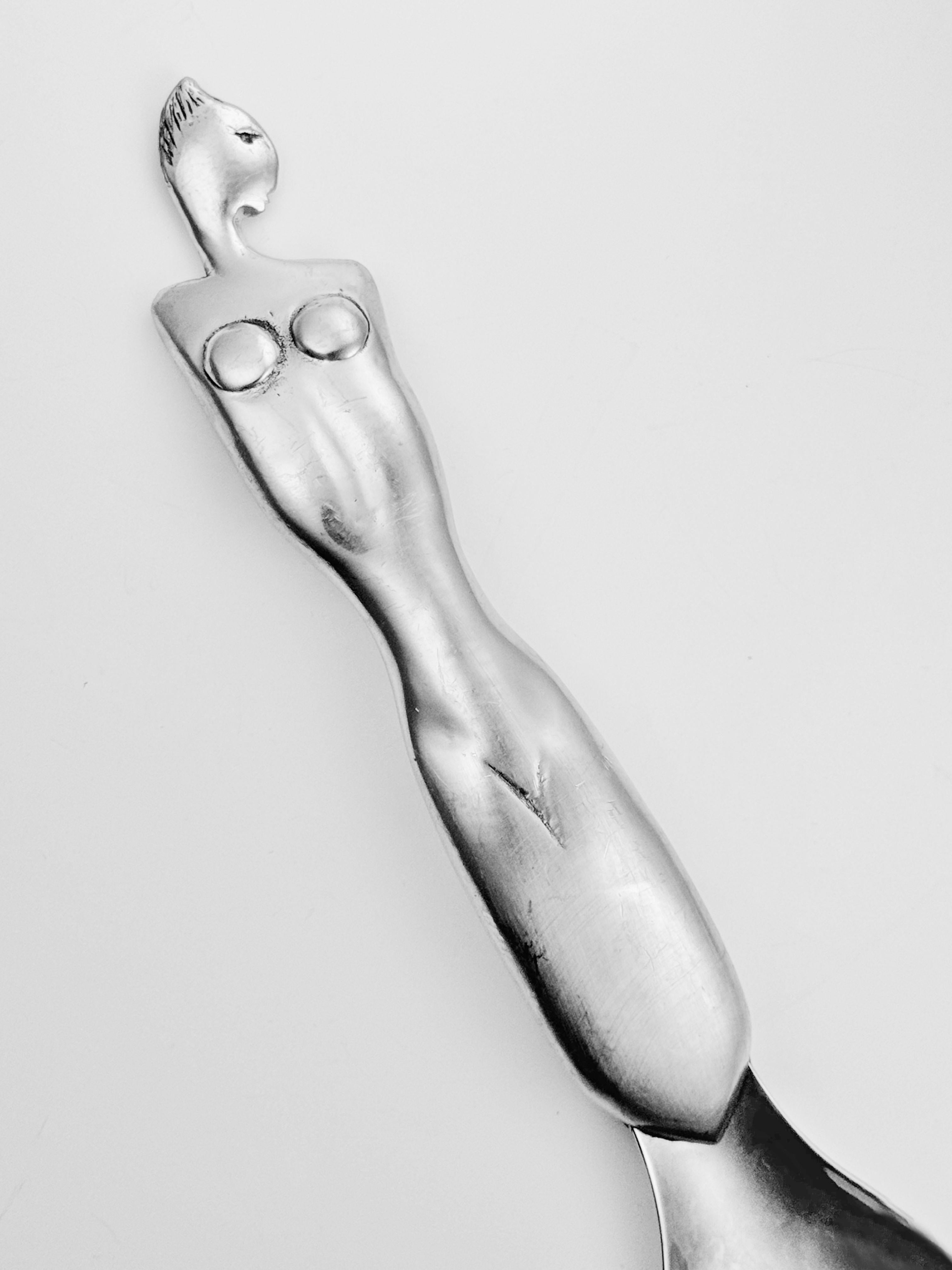 Vintage Künstlerin signiert BOYES Nude weiblicher großer Servierlöffel aus gemischten Metallen, signiert (Moderne der Mitte des Jahrhunderts) im Angebot