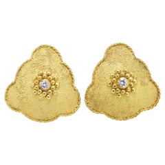 Artistics Vintage Clip Earrings: Flower Stud Earring in 18k Yellow Gold