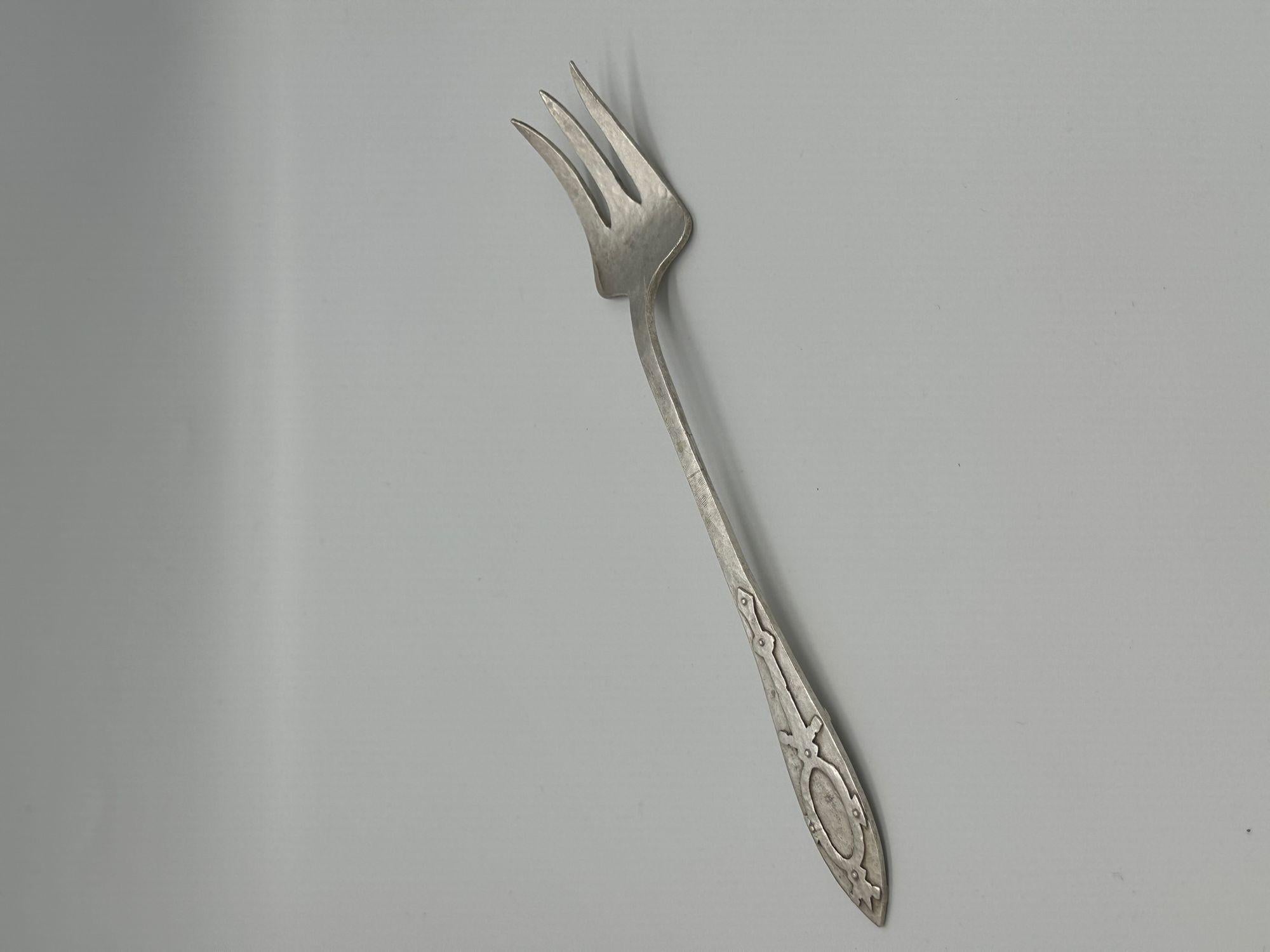 Vintage Arts and Crafts Fish Serving Fork In Excellent Condition For Sale In Van Nuys, CA
